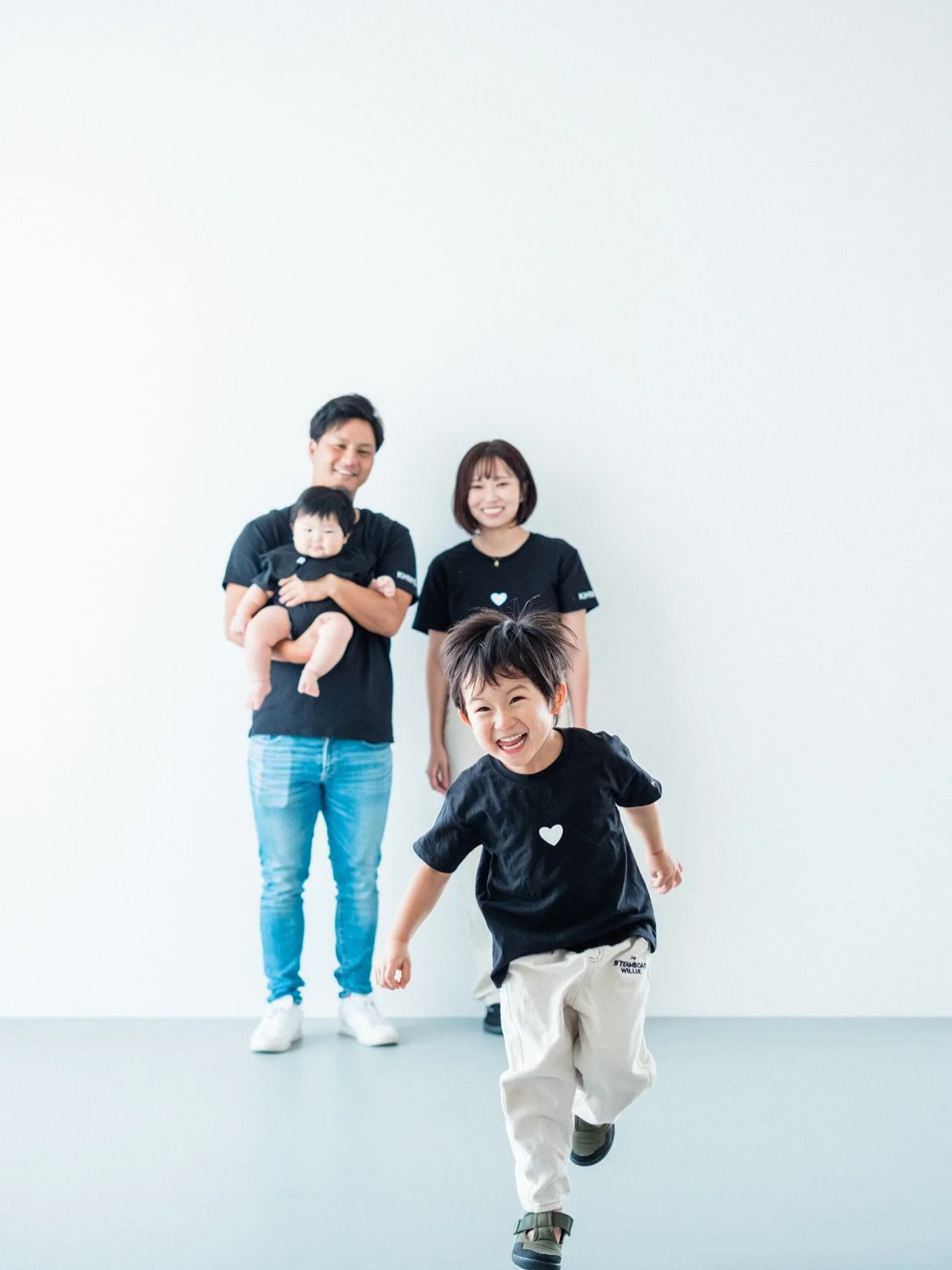 こんばんは、あらかわです。

私たちのスタジオは走り回れる、
元気いっぱいの姿を撮影できるのも特徴です。

シンプルな空間だからこそ、
自然な表情に注目してほしいと思っています。

そしてパパママの愛情が伝わるような写真も
お届けできるよう精一杯お手伝いいたします📷

これから七五三シーズンですが、
午後には空き枠もあります🈳
家族写真やバースデーでもご利用下さい🎈

___________________

アニュミニュフォトスタジオの日々を発信中☘️
よければ繋がってください♪励みにな