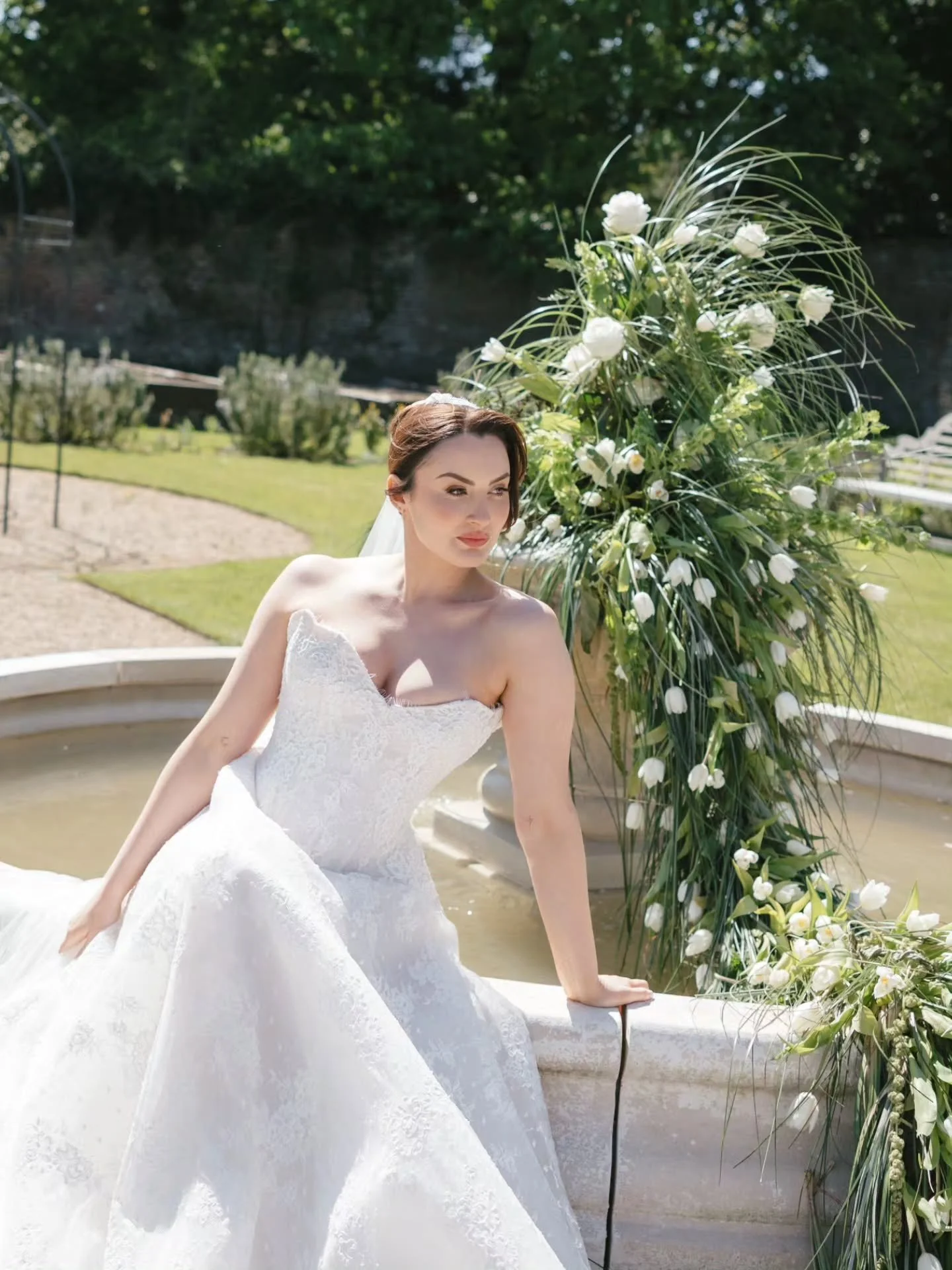 That floral moment you&rsquo;ve been dreaming of. 

A cascading installation of delicate tulips and sculptural grasses brings this beautiful fountain to life,
@thewoottonhallestate working with the architecture to create something effortlessly romant