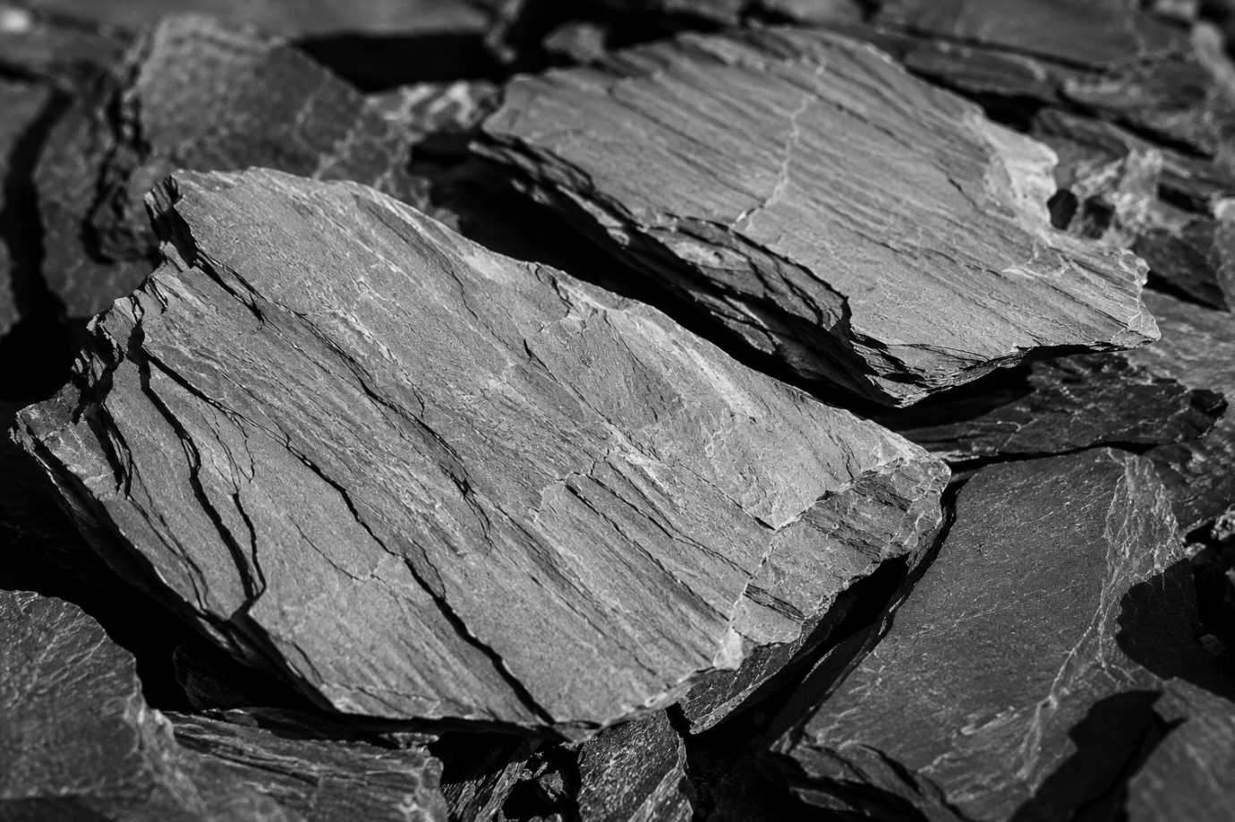 Schwarze und graue Schieferplatten in Nahaufnahme.