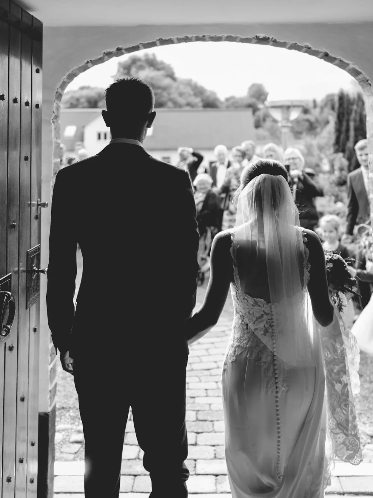 Hochzeit Braut und Bräutigam gehen aus der
