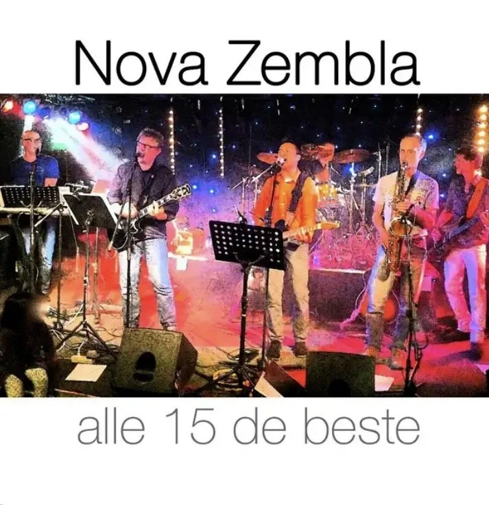 Een band genaamd Nova Zembla speelt op een podium met muzikanten die gitaar, saxofoon en andere instrumenten spelen, achter hen is een drumstel en kleurrijke lichtshows.