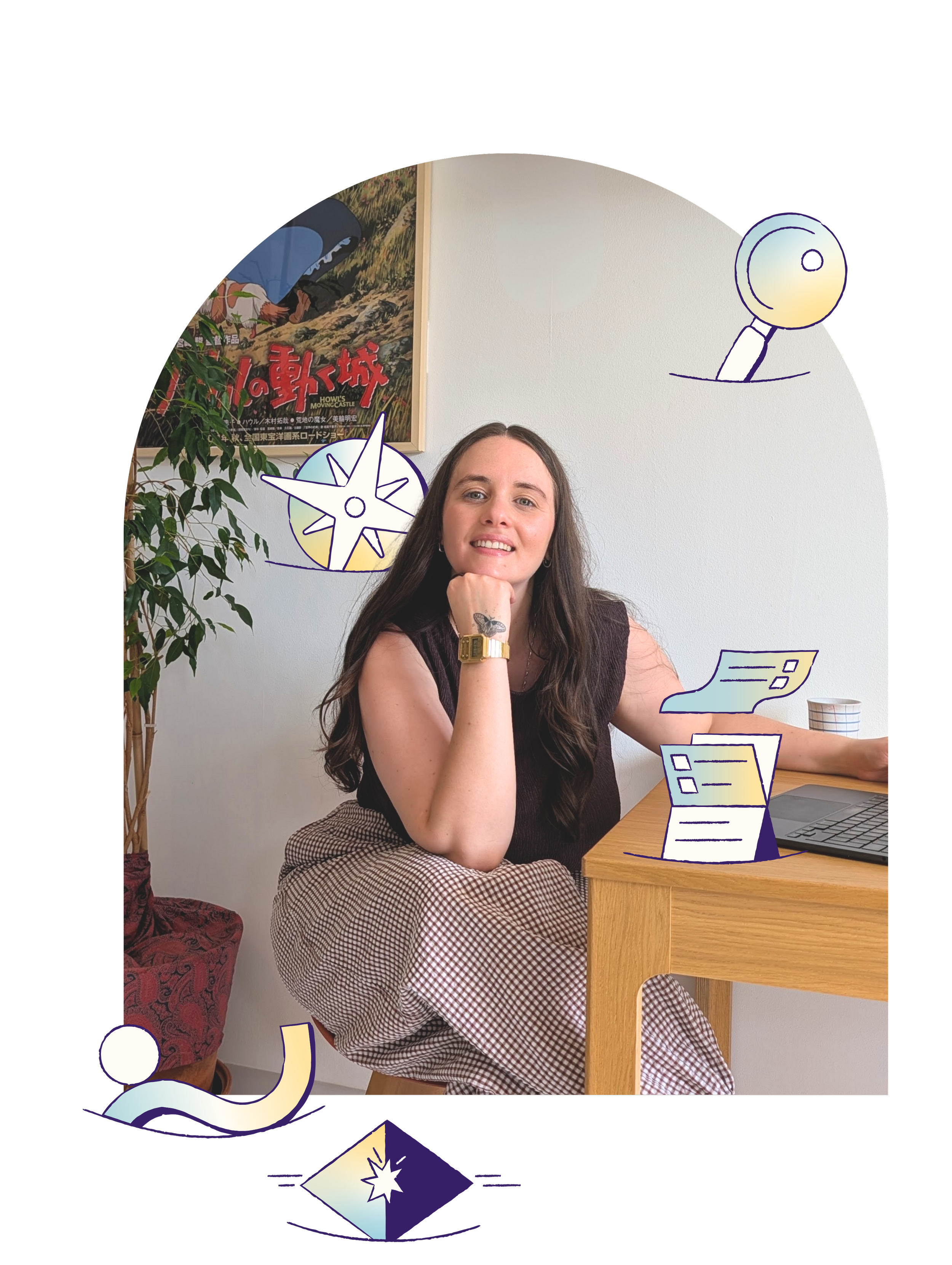 Juliette, fondatrice de Karta, souriante, assise à son bureau avec un ordinateur, entourée d'illustrations graphiques.