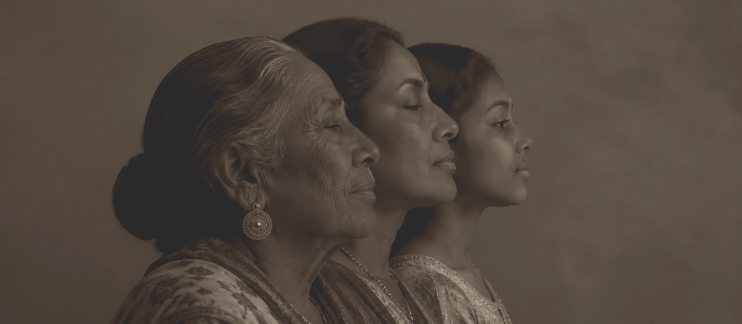 Drie vrouwen van verschillende leeftijden en achtergronden staan naast elkaar in zijaanzicht met gesloten ogen, naast een effen achtergrond, symboliserend diversiteit en harmonie.