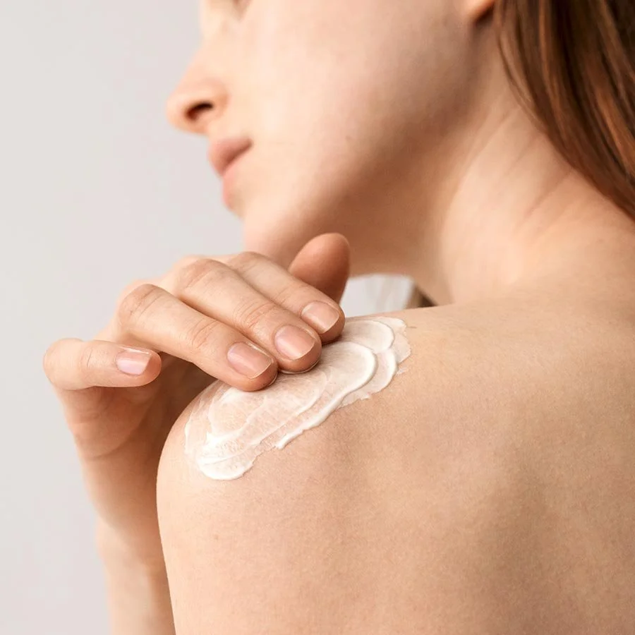 3163769-bergamot-lemongrass-vitalising-body-milk-model-01-4420006071sYZEALymiFQFq.jpg