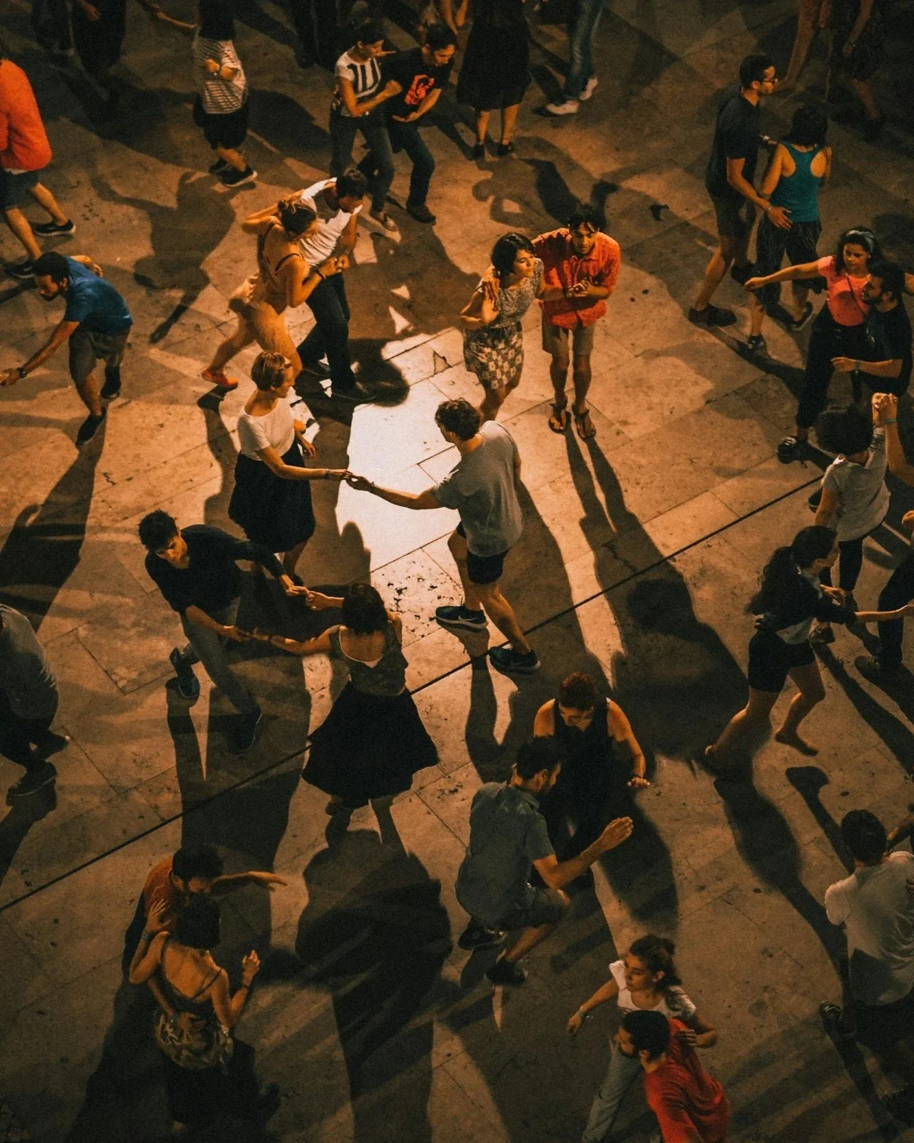 Groupe de personnes dansant le lindy hop en soirée