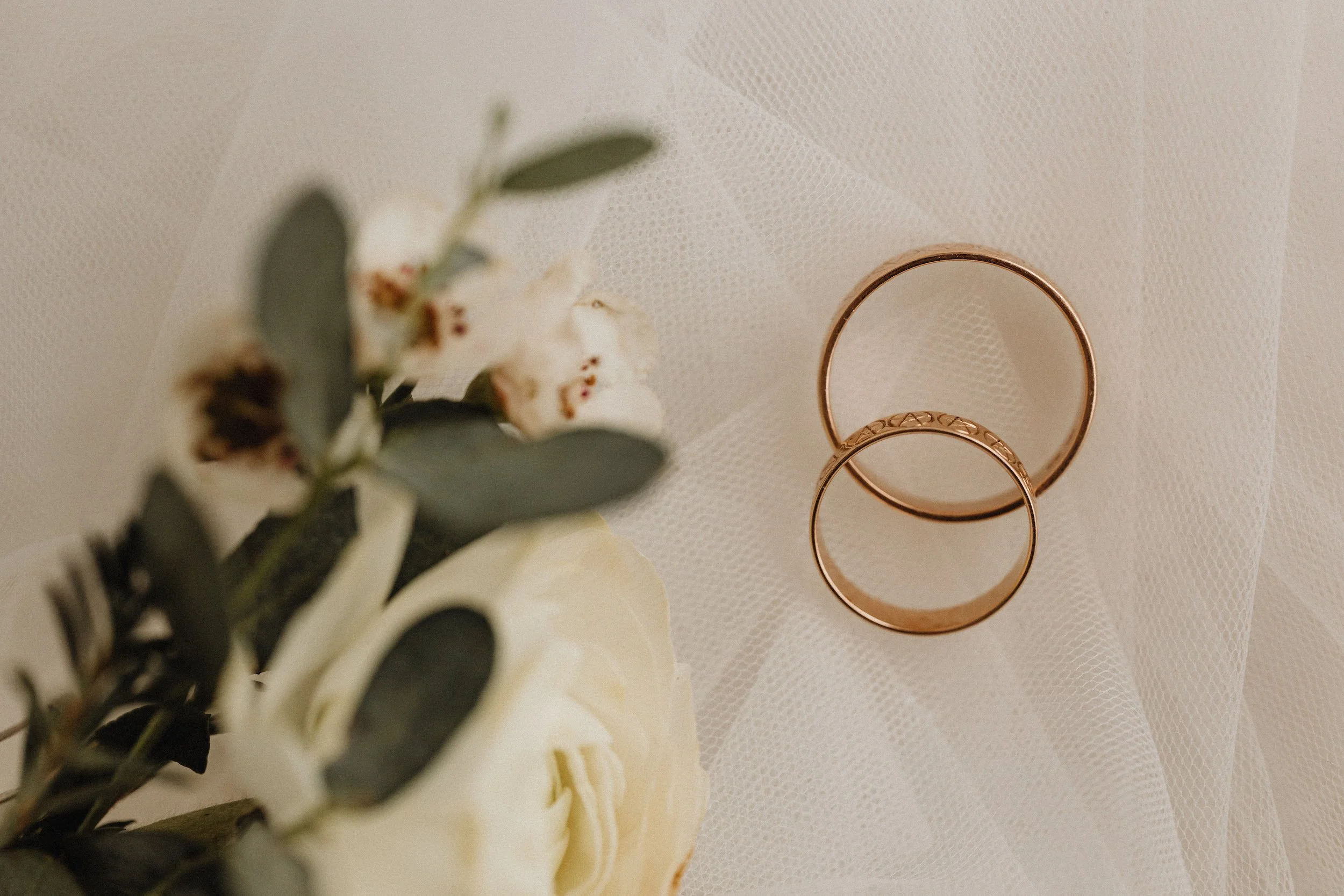 kaboompics_wedding-rings-flowers-veil-31925.jpg