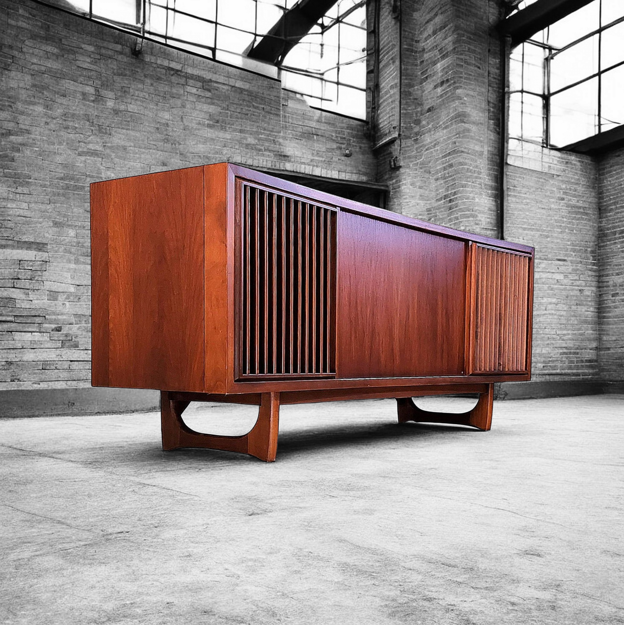 Mid Century Modern Vintage Stereo Console Record Player Audiophile Radio Tube Amplifier Bauhaus Design