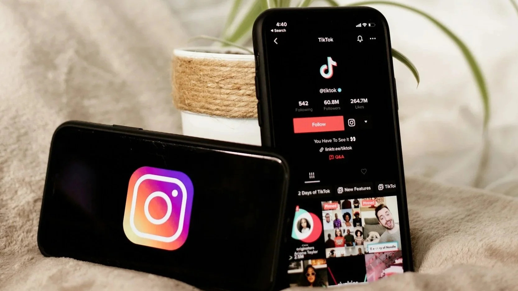 Zwei Handys mit Instagram und TikTok drauf als Vergleich für Luxus Marken