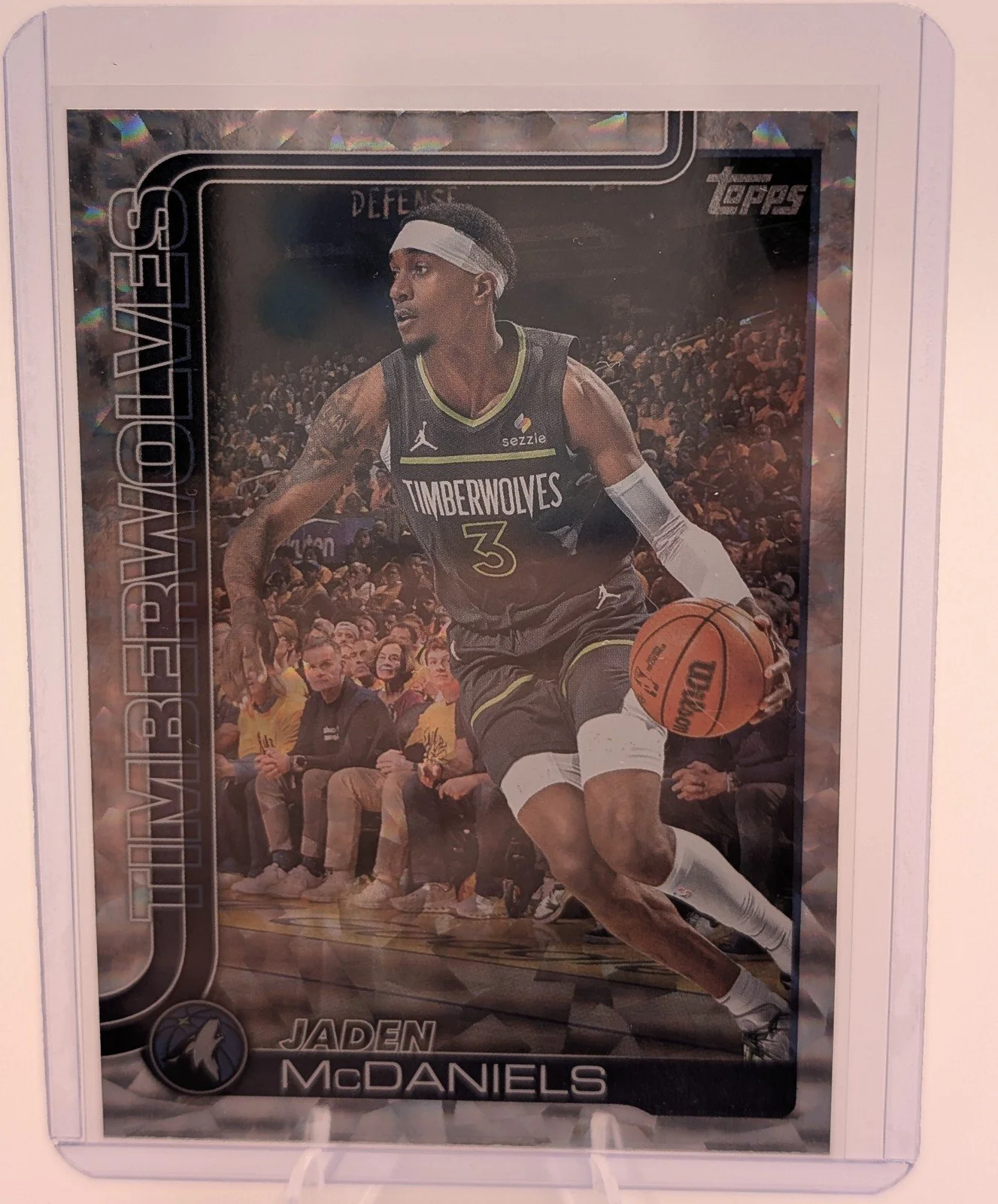 Front of 2025-26 Topps #248 Jaden McDaniels Crackleboard