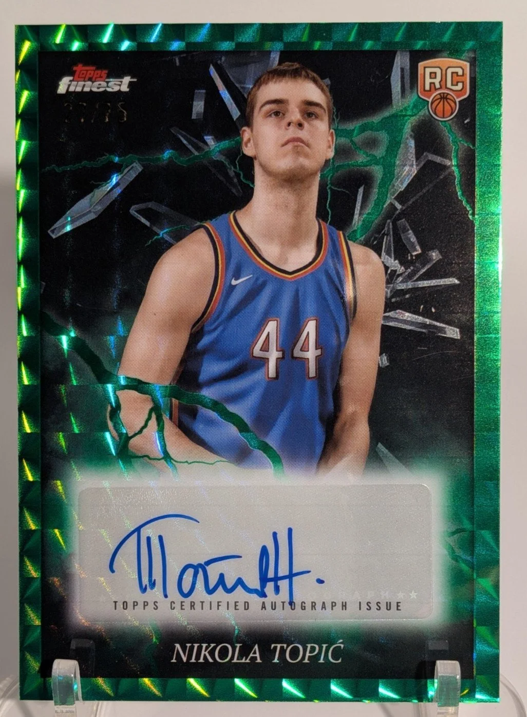 Front of 2024-25 Finest #ES-NT Nikola Topić  Signatures Geometric Green Refractor #/75