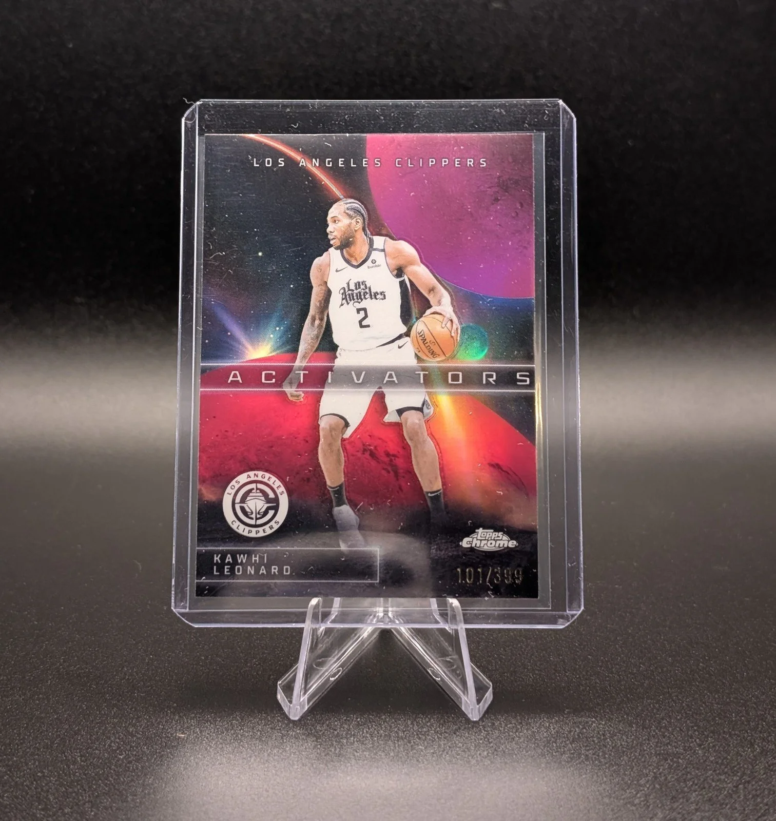 Front of 2025-26 Topps Chrome #AC-1 Kawhi Leonard Activators Magenta Refractor #/399