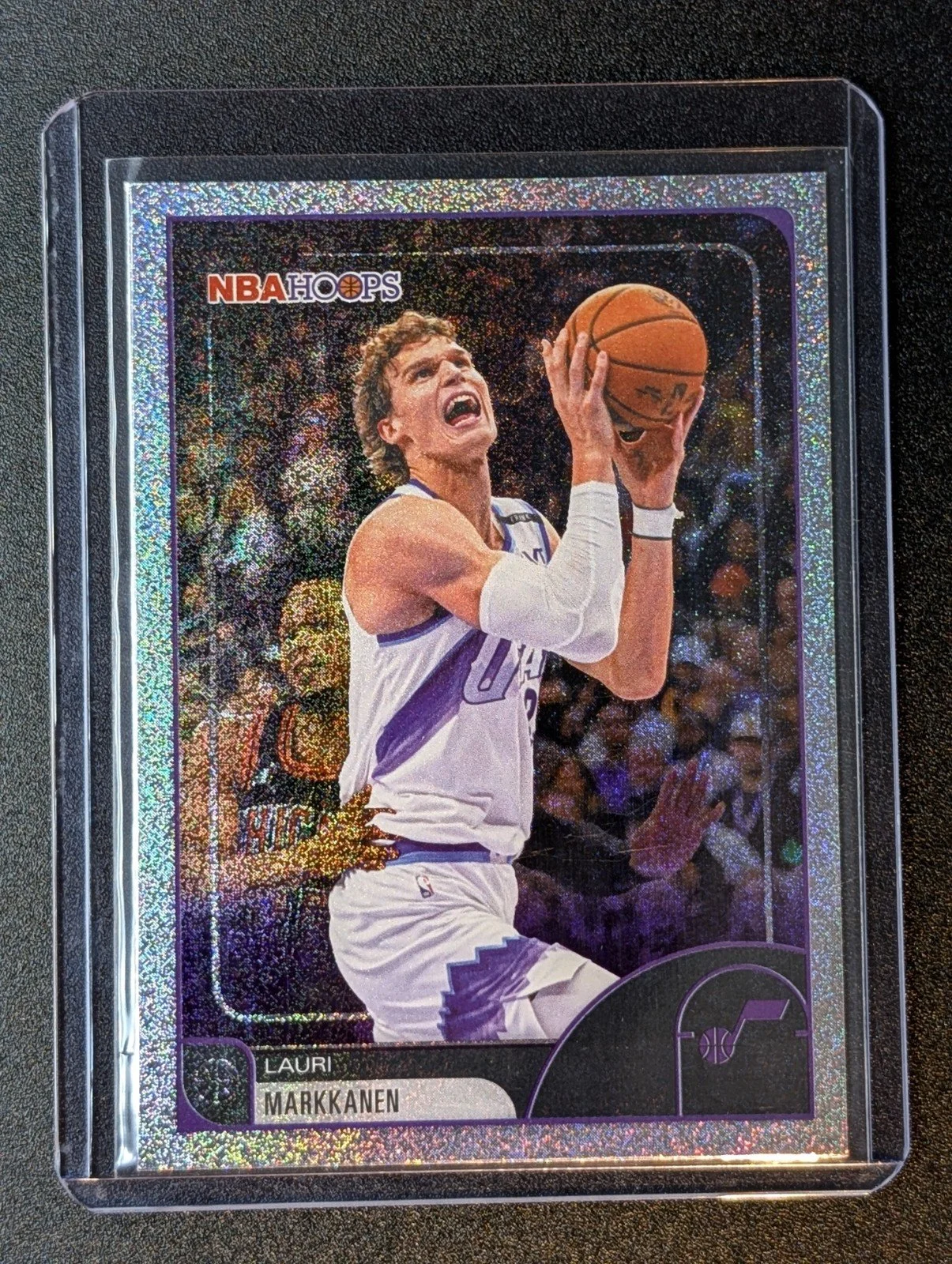 Front of 2025-26 Hoops #119 Lauri Markkanen Pixel Burst