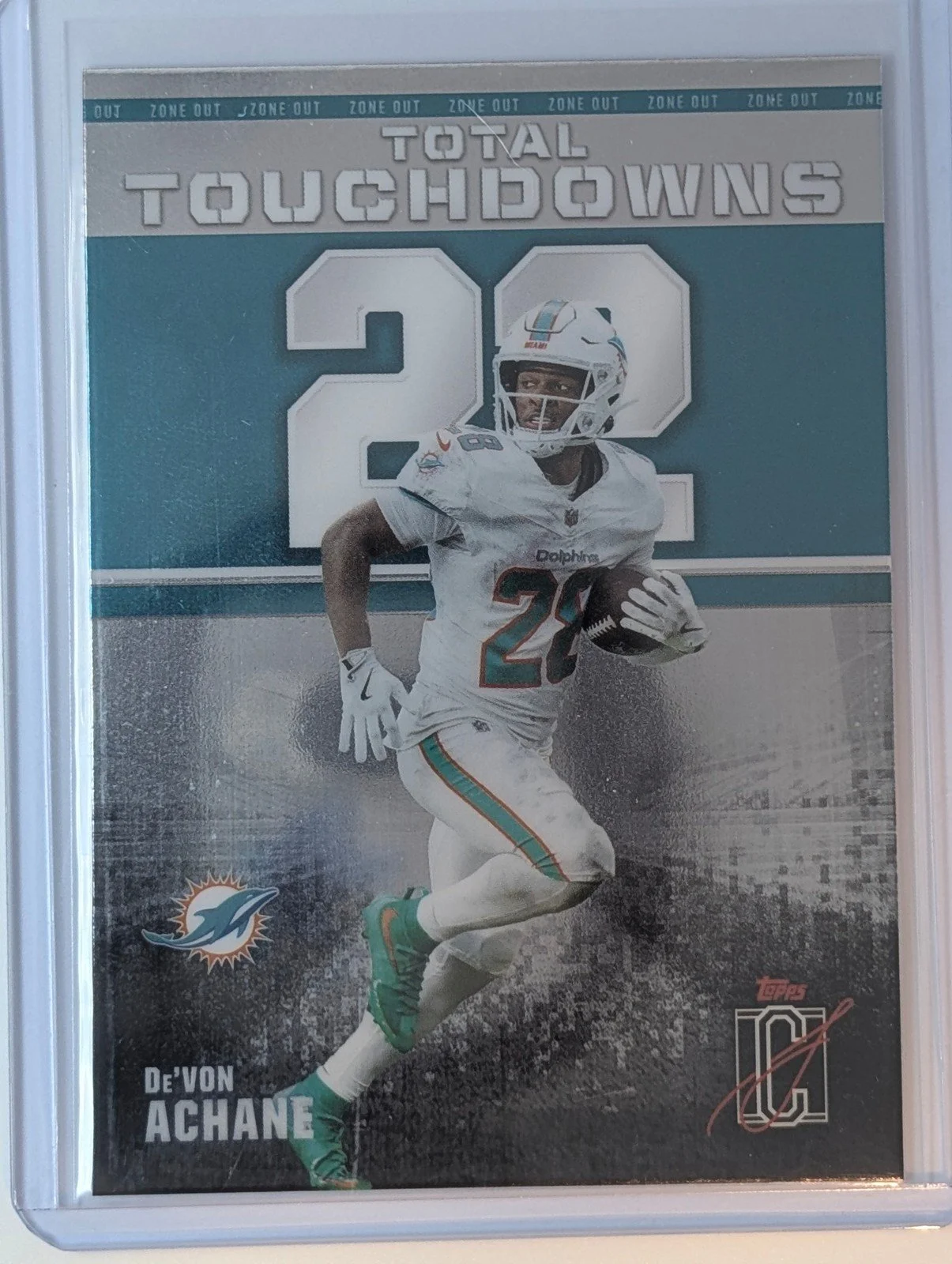 Front of 2025 Topps Signature Class #ZO-11 De'Von Achane Zone Out