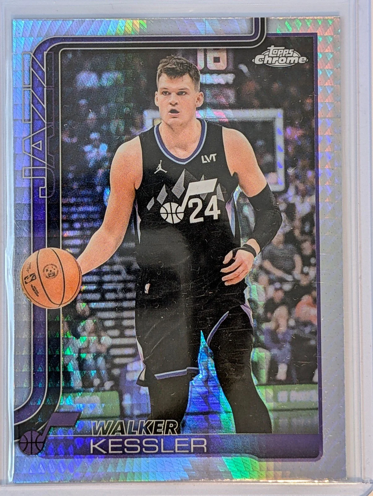 Front of 2025-26 Topps Chrome Update #100 Walker Kessler Prism Refractor