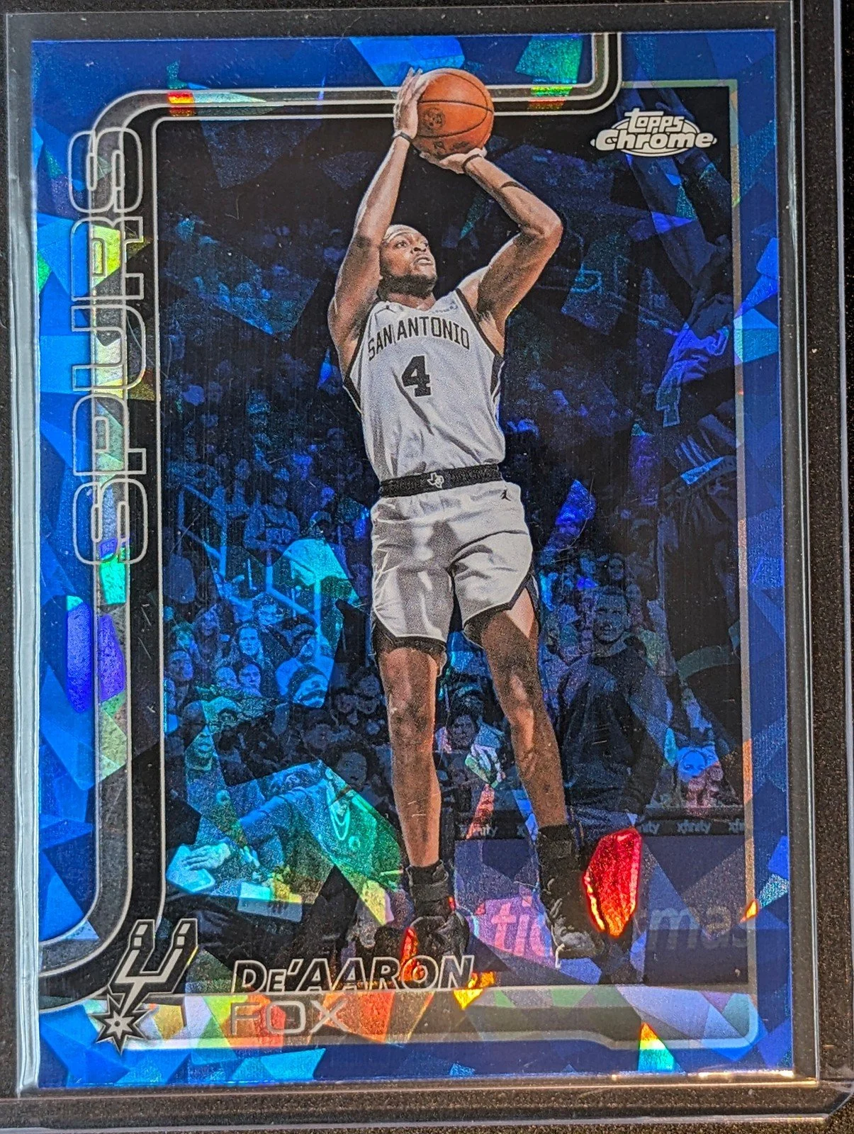 Front of 2025-26 Topps Chrome Update De'Aaron Fox Sapphire #30