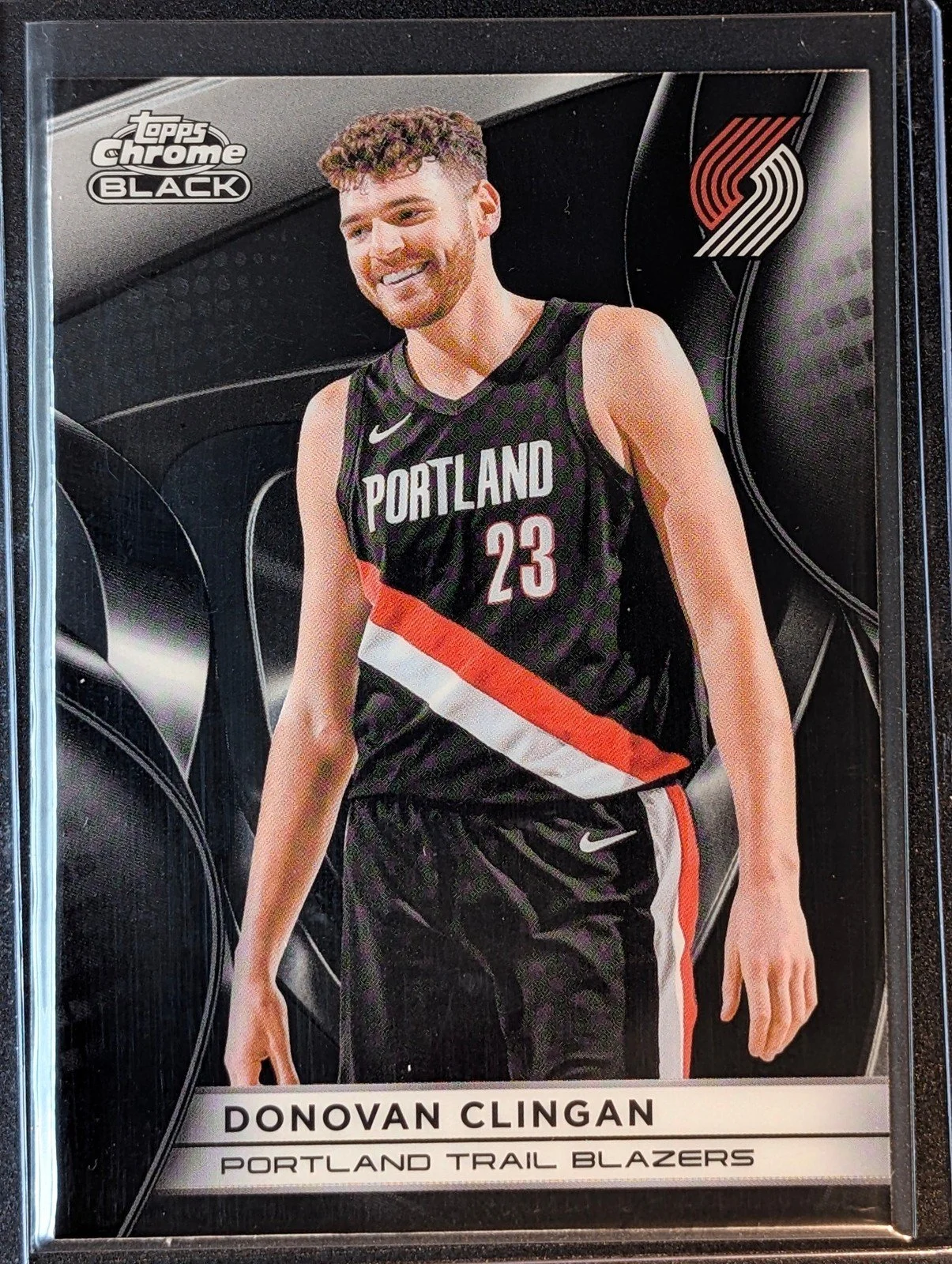 Front of 2025-26 Topps Chrome Black Donovan Clingan #88