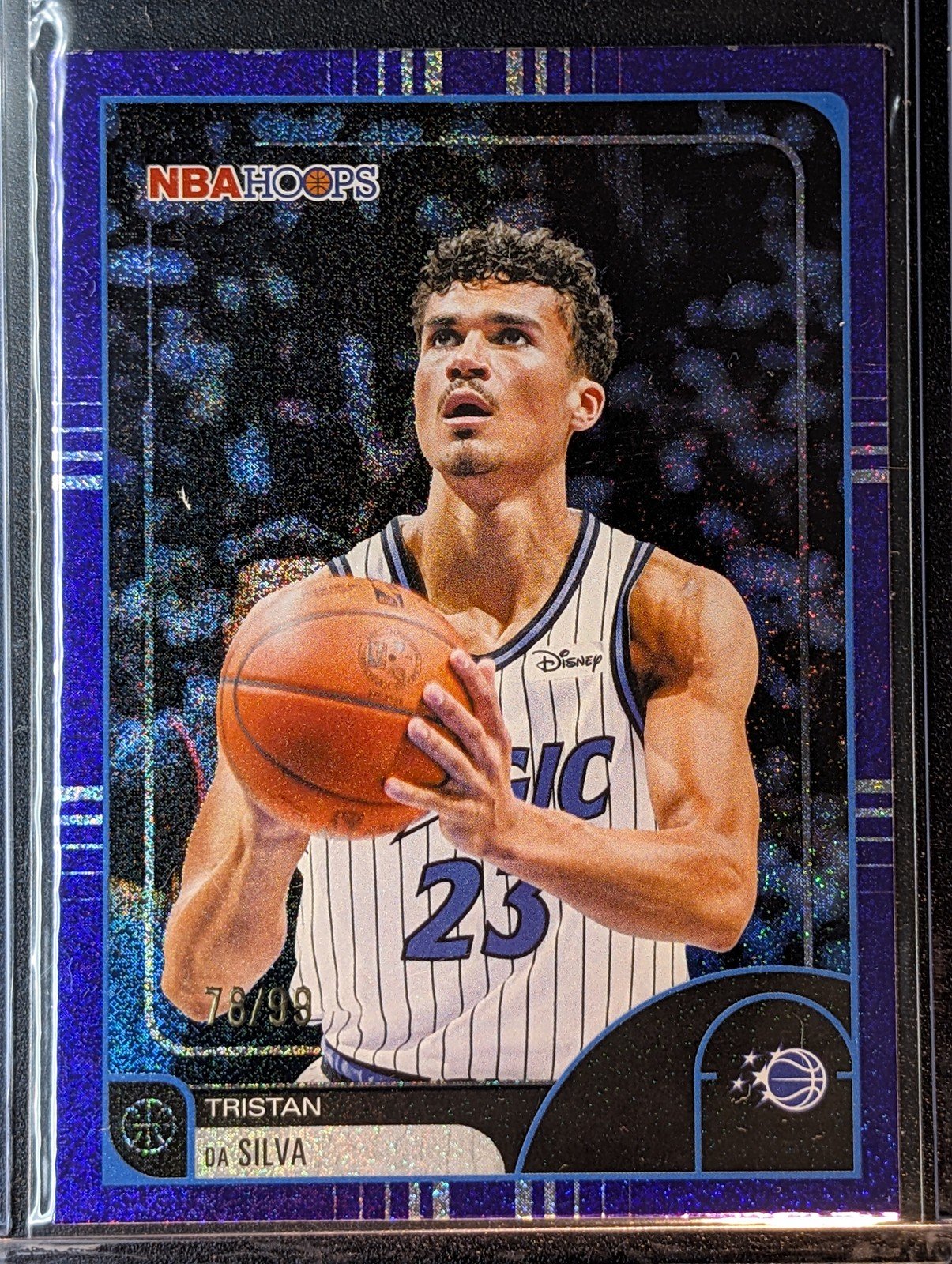Front of 2025-26 Hoops #242 Tristan da Silva Purple Pixel Burst /99