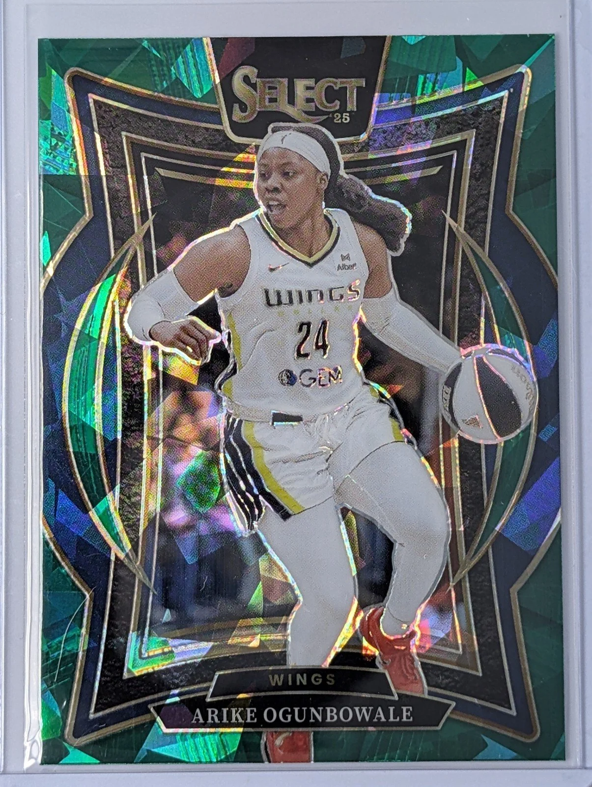 Front of 2025 Panini Select WNBA #4 Arike Ogunbowale Green Ice Prizm