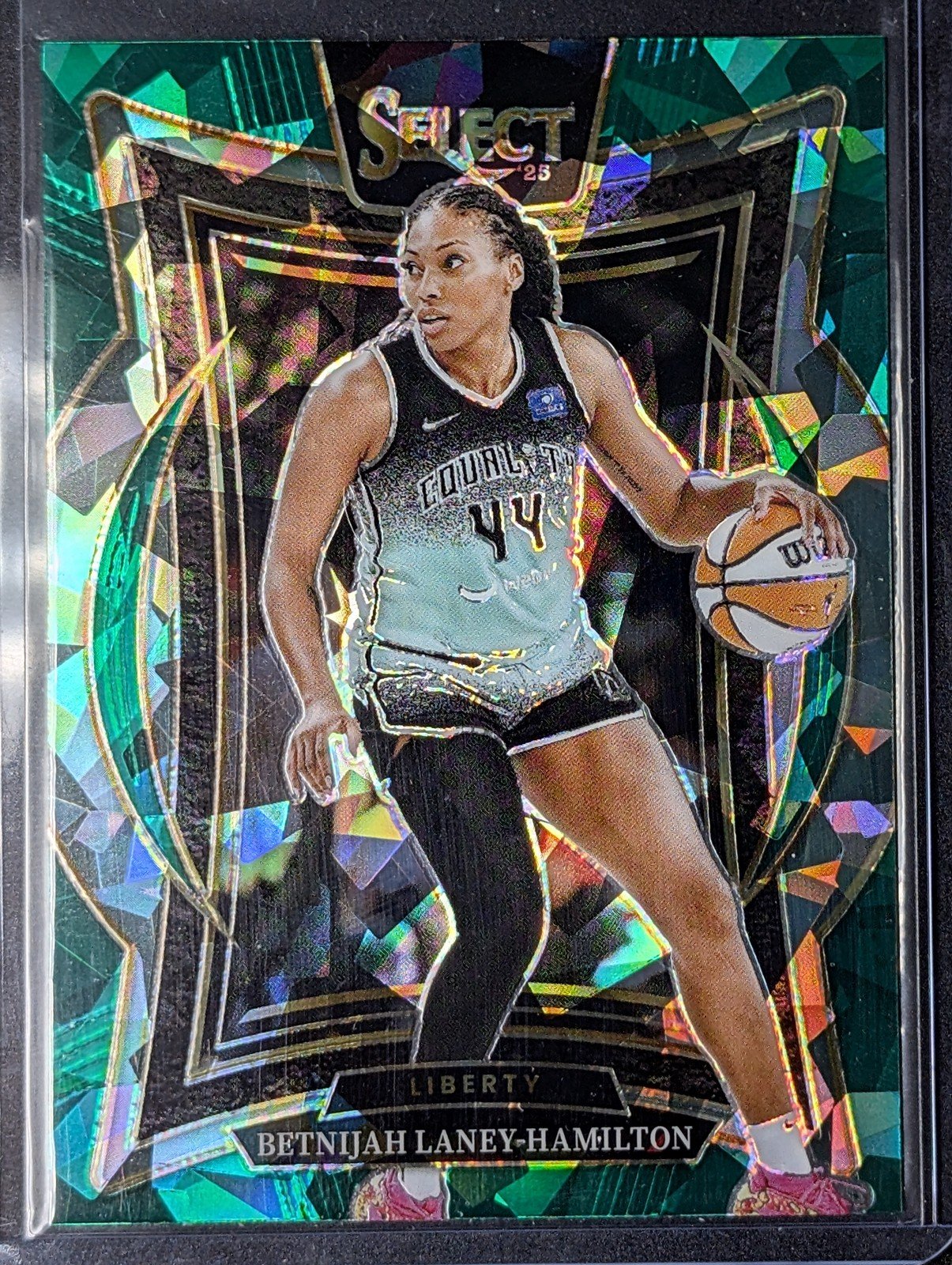 Front of 2025 Panini Select WNBA #47 Betnijah Laney-Hamilton Green Ice Prizms