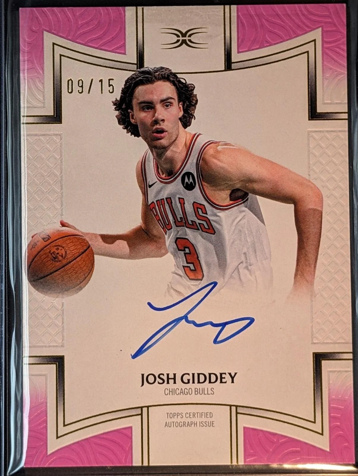Front of 2025-26 Topps Definitive Collection /15 Josh Giddey Pink #SIGN-JG