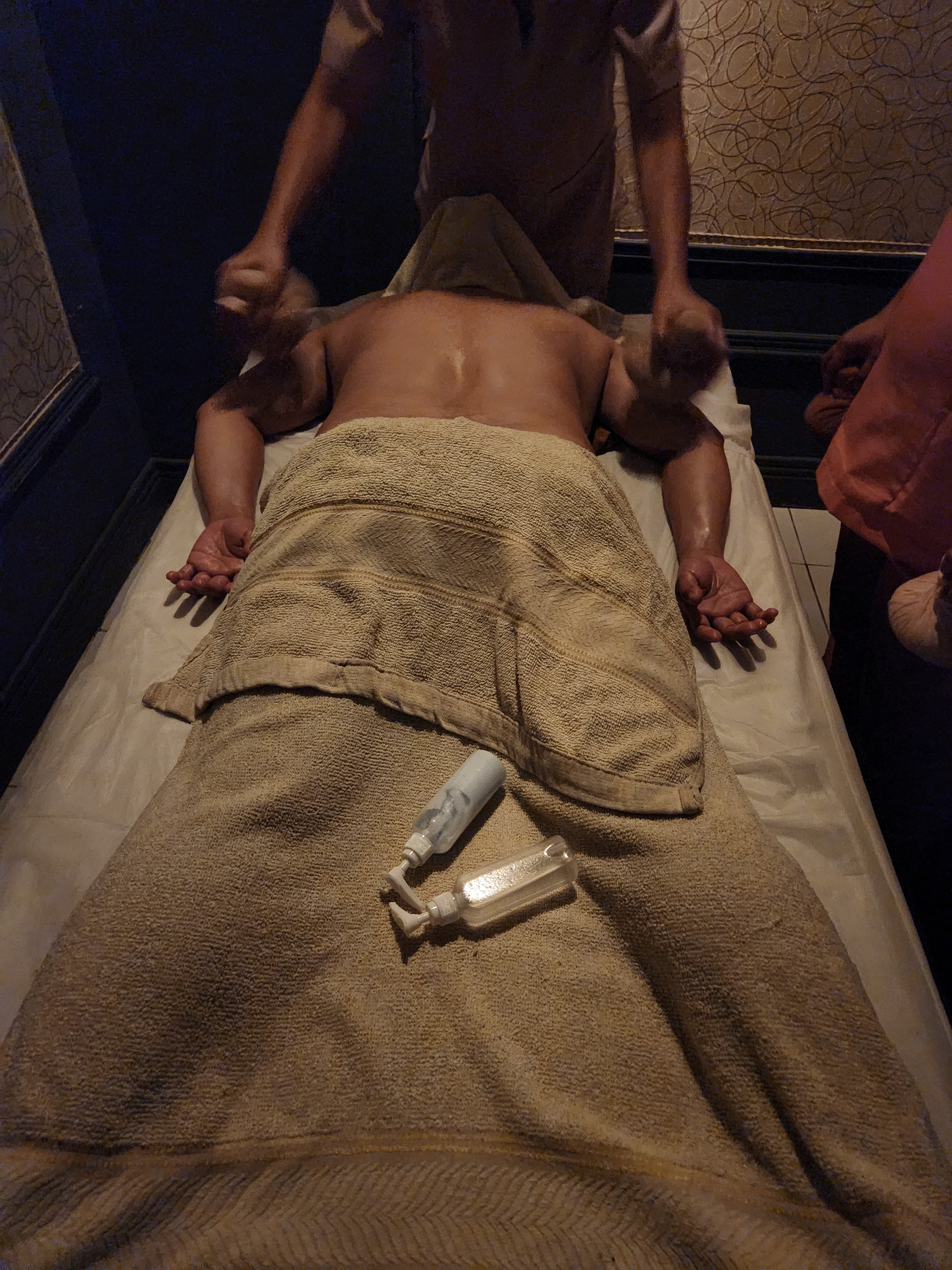 🌿 Experience the Healing Power of Herbal Massage at Lynn Spa Cebu 🌿

