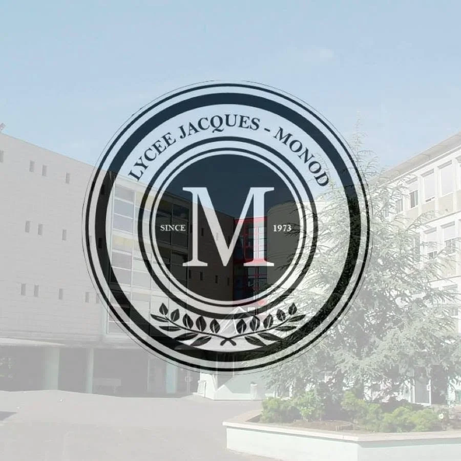 Logo de l'établissement Lycée Jacques Monod, fondé en 1973, affiché sur une fenêtre avec un bâtiment moderne et un arbre en arrière-plan.