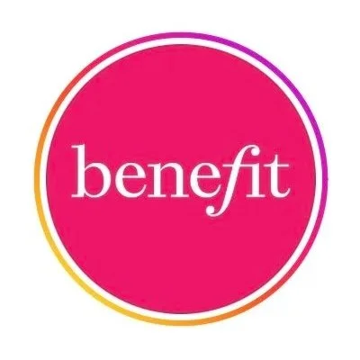 Logo rose de Benefit avec le nom de la marque au centre.