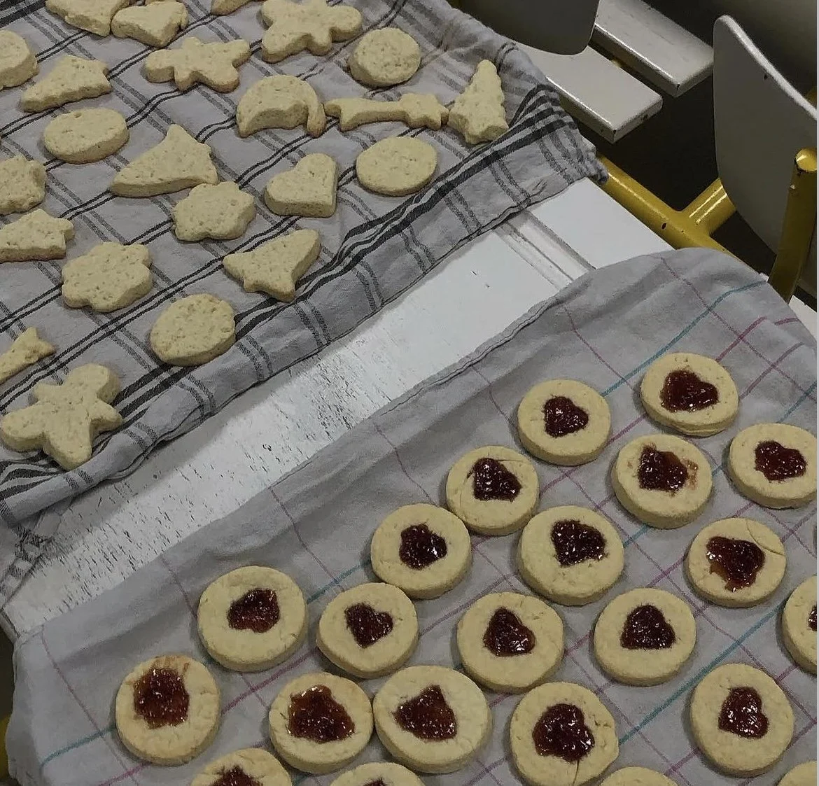 Action solidaire dans une école vente de gâteaux pour l'association unissons les coeurs