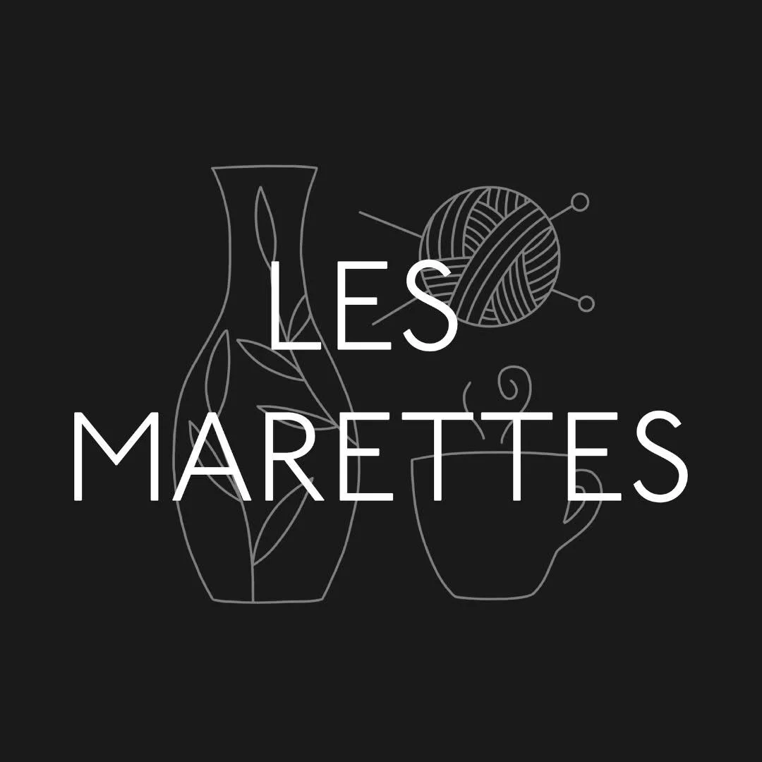 Illustration en ligne avec des vases, une pelote de laine et un mug, avec le texte "Les Marettes" en blanc sur fond noir
