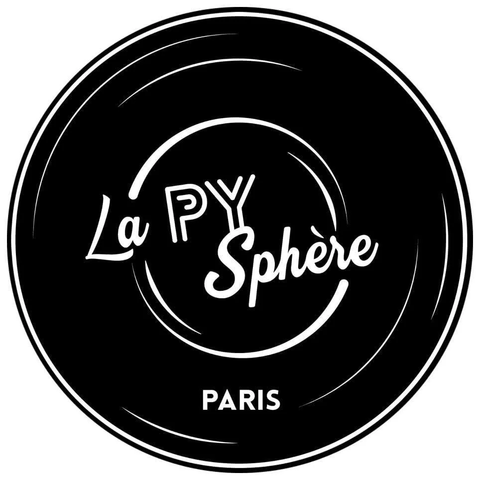 Logo noir et blanc avec un disque en vinyle stylisé et le texte 'L'À P-Y Sphère' au centre, 'PARIS' en bas.