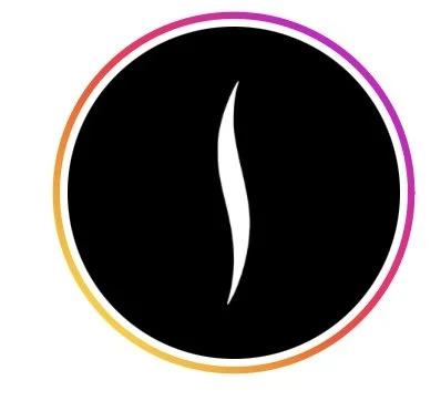 Logo circulaire avec un contour dégradé de couleurs, contenant une forme blanche élégante en son centre, sur fond noir.