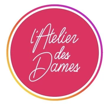 Logo rose avec un cercle multicolore contenant le texte 'l'Atelier des Dames' en blanc.
