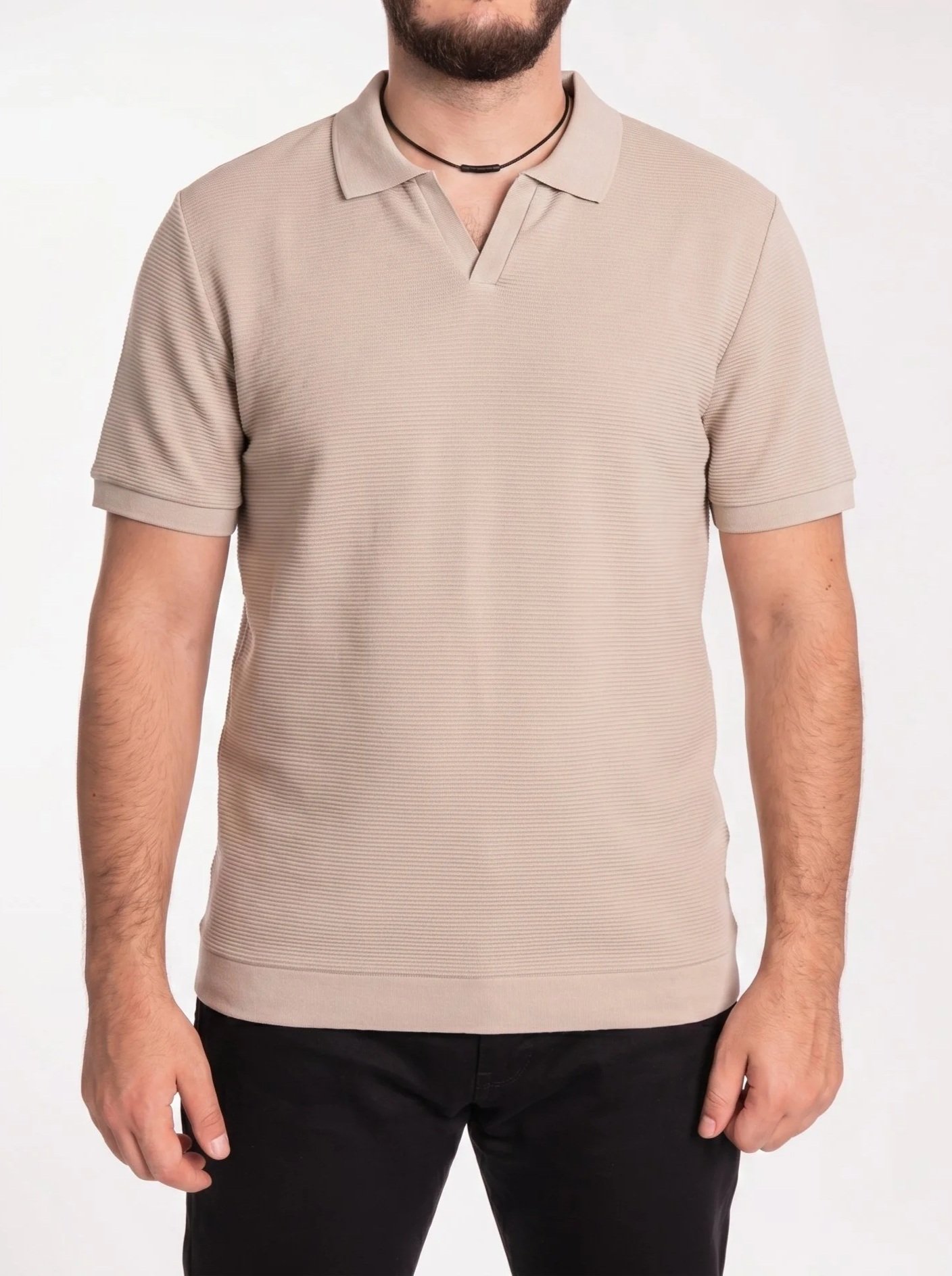Use_the_beige_polo_shirt_202606232044.jpg