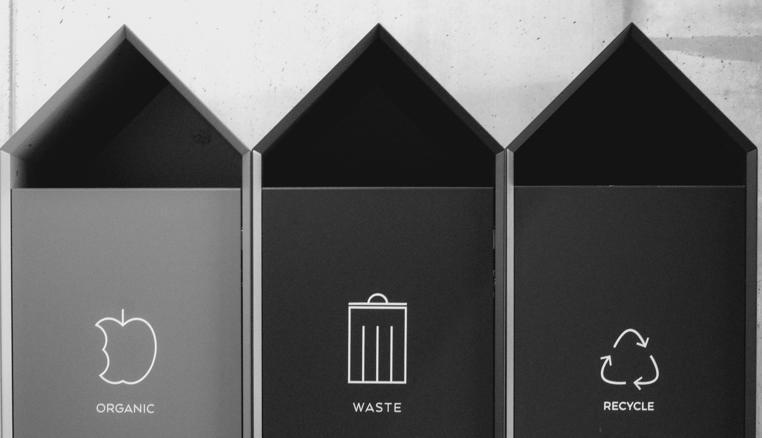 Three recycling bins with icons and labels for organic waste, waste, and recycling.