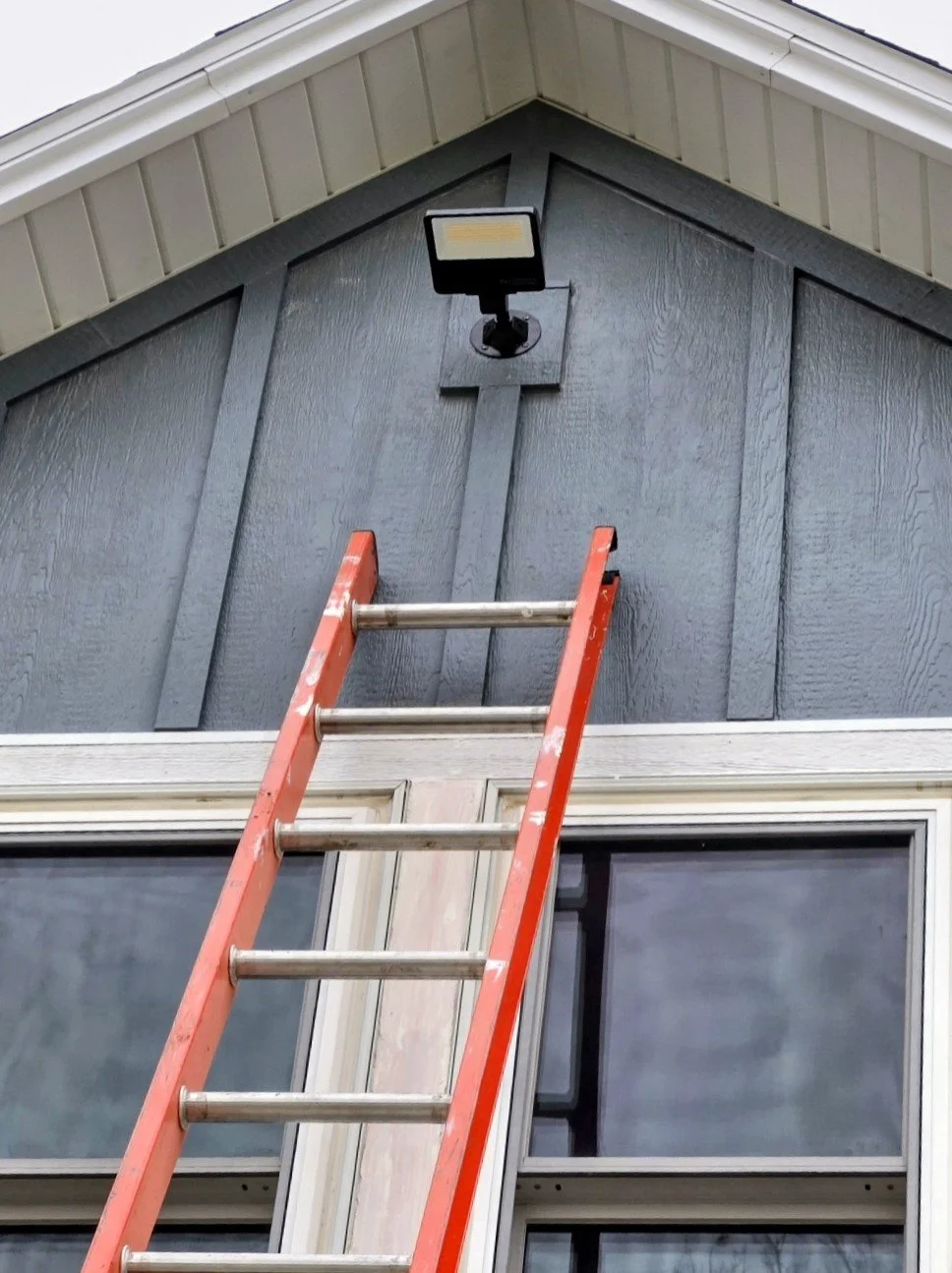 Gable peak light fixture