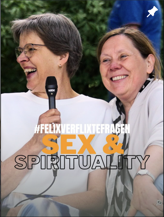 Zwei lachende Frauen bei einem Gespräch, eine hält ein Mikrofon, im Hintergrund grüne Bäume, Text über dem Bild: "#FELIXVERFLIXTEFRAGEN SEX & SPIRITUALITY".