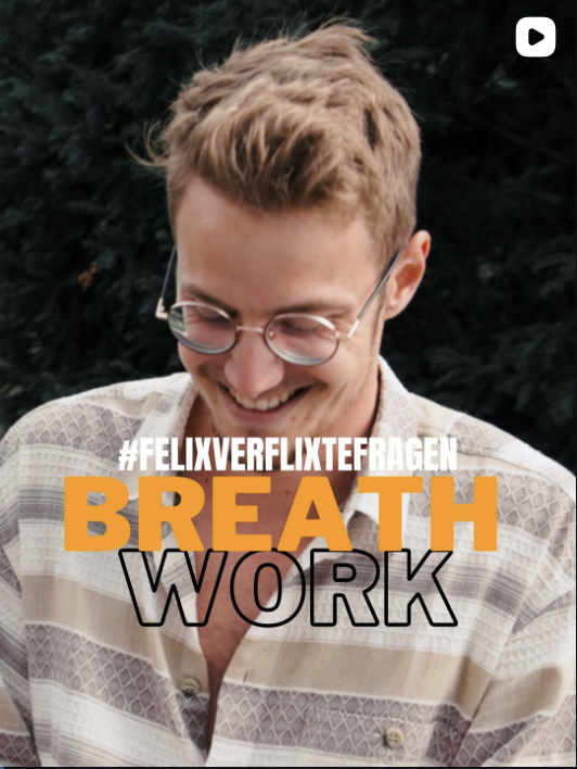 Lächelnder junger Mann mit Brille, trägt ein Hemd mit Muster, Hintergrund aus dunklen Bäumen, Text über dem Bild: #FELIXVERFLIXTERFRAGEN BREATH WORK.