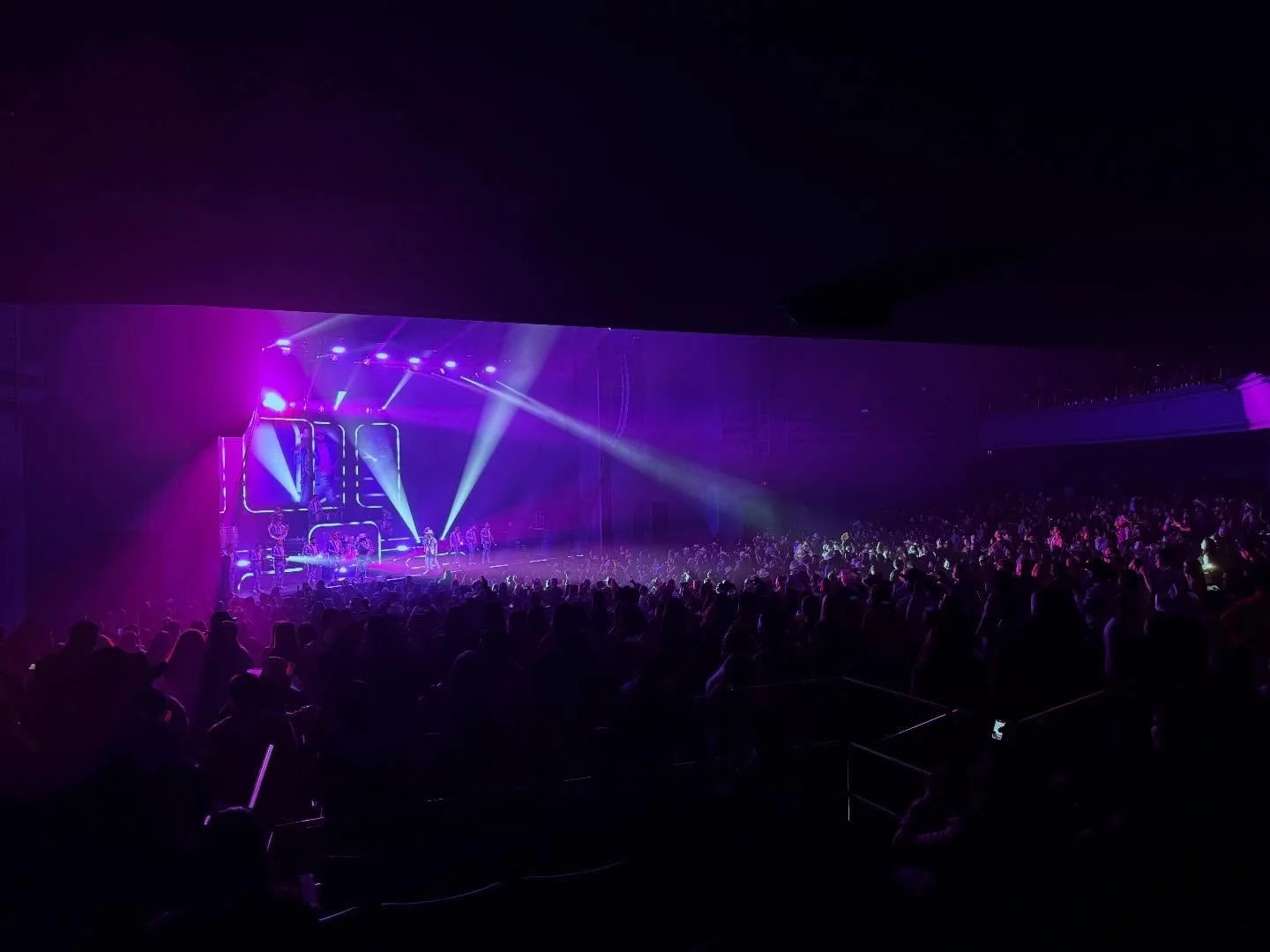 It was a pleasure working with @bandacoronadelrey at the Rosemont Theatre!

Rosemont, IL