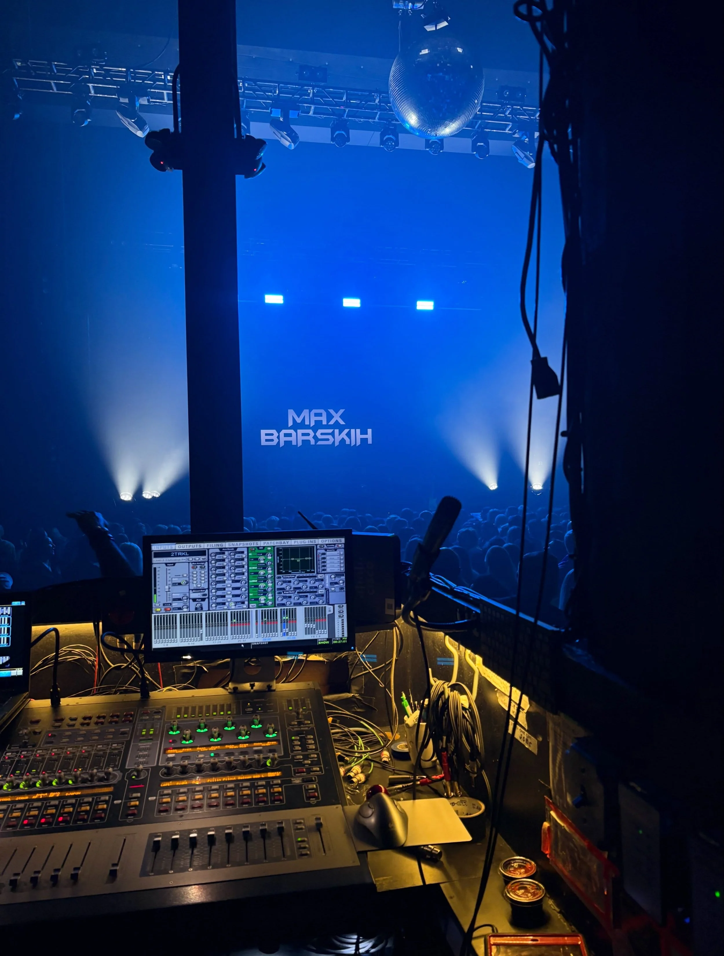 What a night with @max_barskih at @joesrosemont 

An incredible night at Joe&rsquo;s Live with Max Barskih. Such a powerful voice that made the crowd go crazy. This was a night that I won&rsquo;t forget.

The lighting designer was going crazy with th