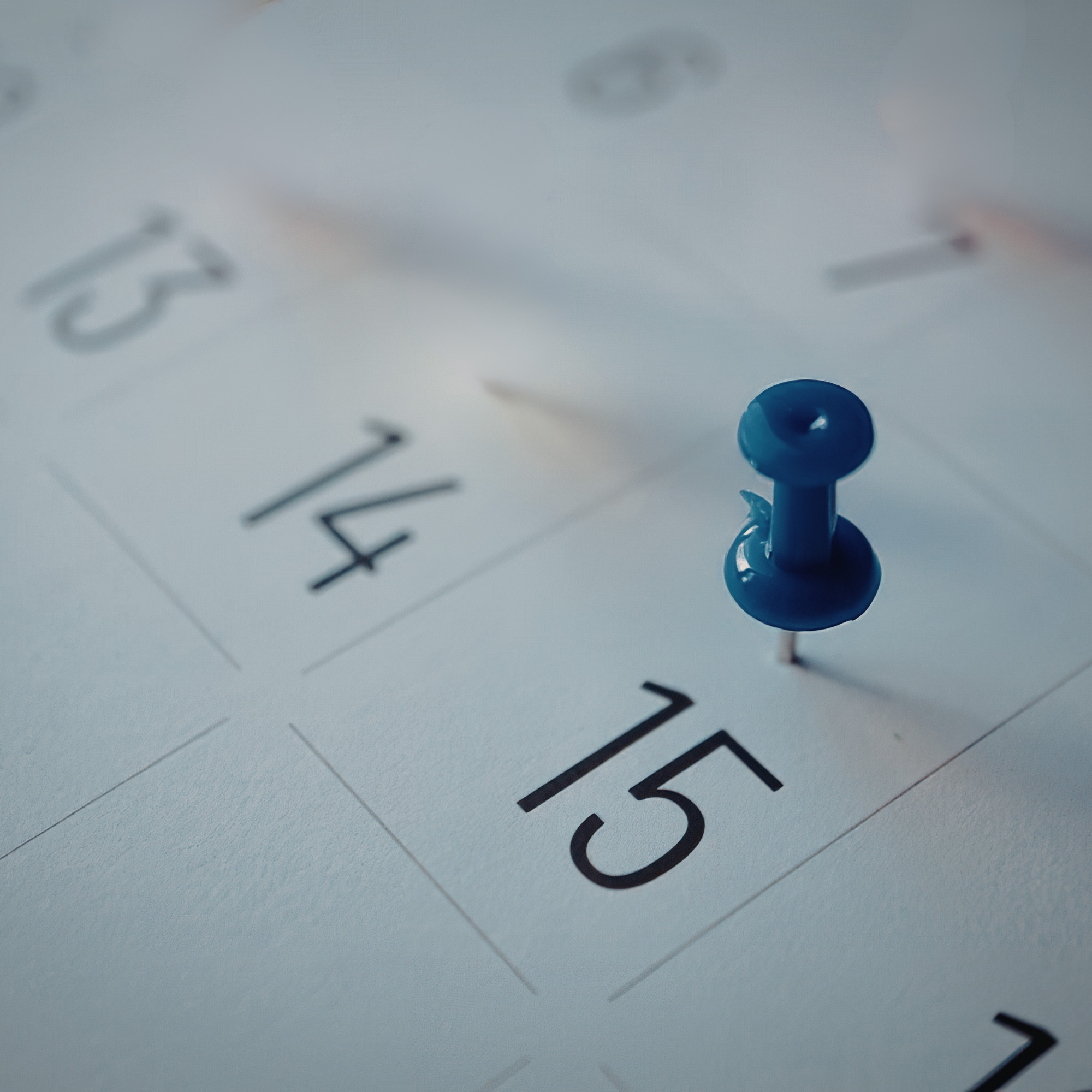 Calendario con la fecha 15 marcada para representar los vencimientos de los impuestos estimados trimestrales y otras fechas importantes de presentación ante el IRS.