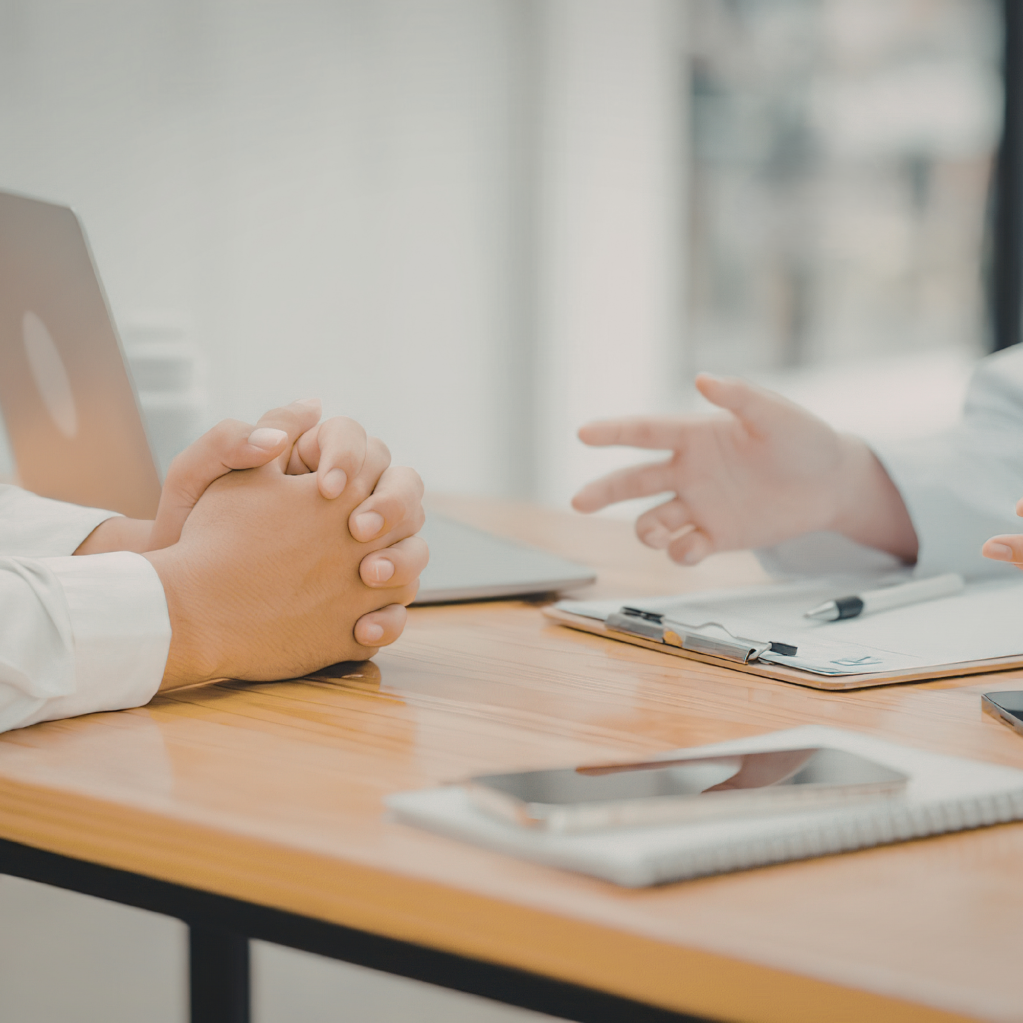 Consulta entre un profesional y un cliente para orientar el proceso de creación, registro y cumplimiento de un nuevo negocio en Estados Unidos.