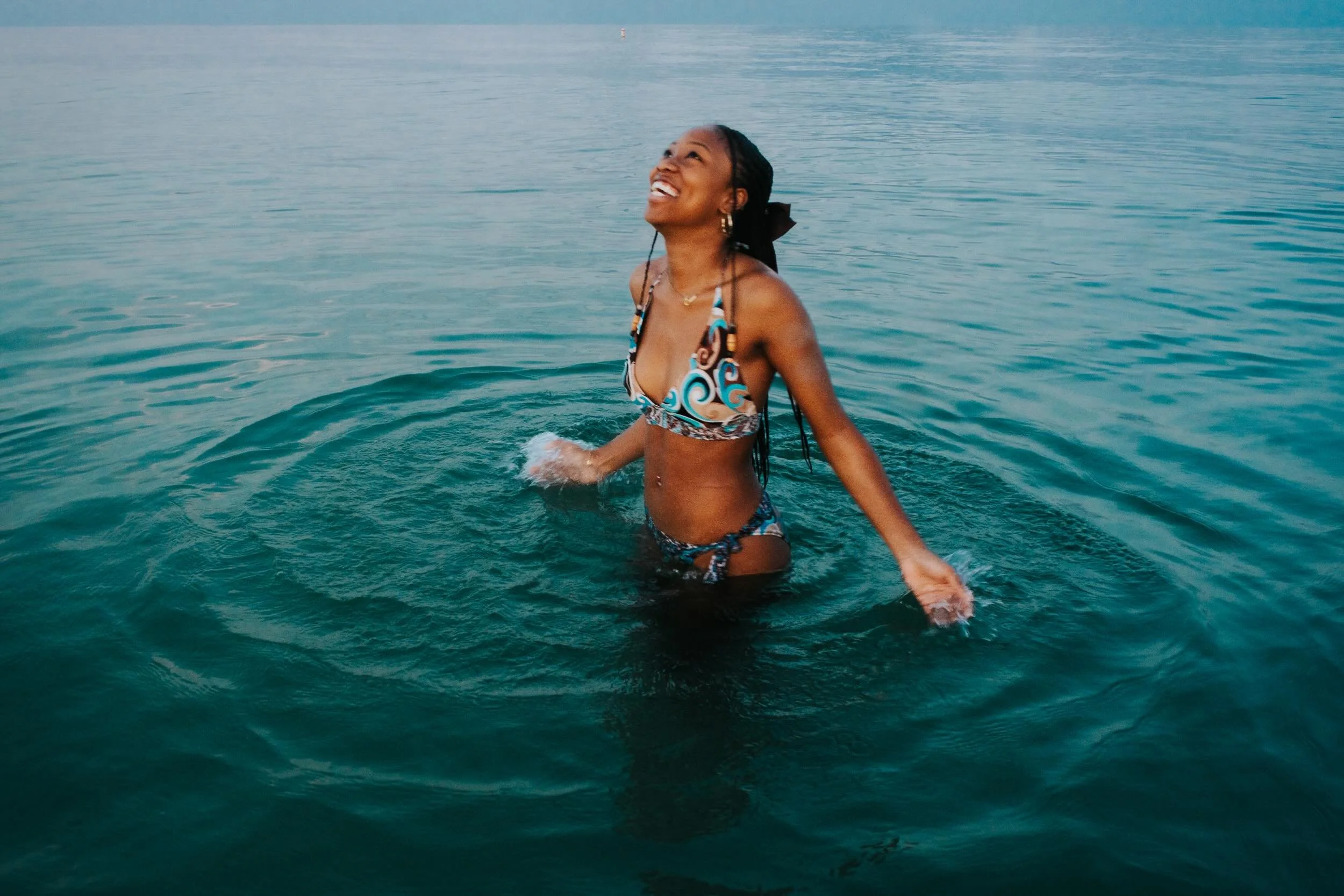 this is what getting in the water does to people.

#floatandflo #tampabay #passagrille #blackjoy #beachphotography