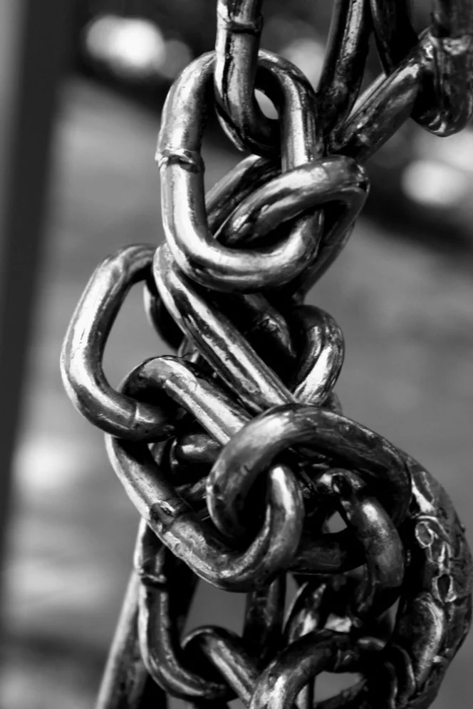 Every knot remembers the movement that created it. What appears as permanence is only a temporary negotiation between forces pulling in different directions. The intertwined links no longer speak of restraint alone, but of intimacy, dependence, and t