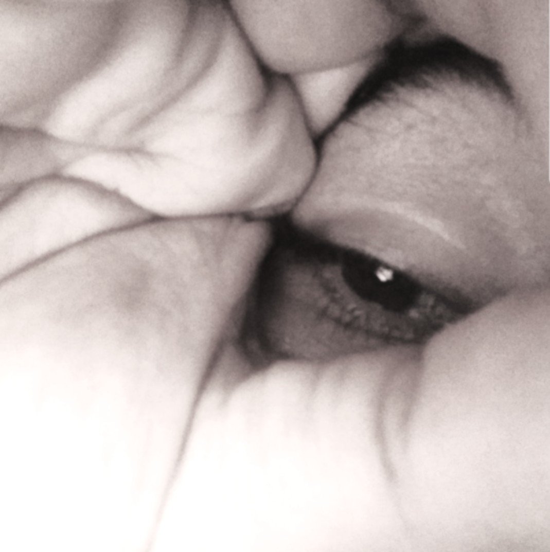 The eye is not revealed; it negotiates its own visibility. Framed by the hand that both protects and conceals it, vision becomes an uncertain event rather than a certainty. To see is never immediate; every gaze is filtered through absence, memory, an