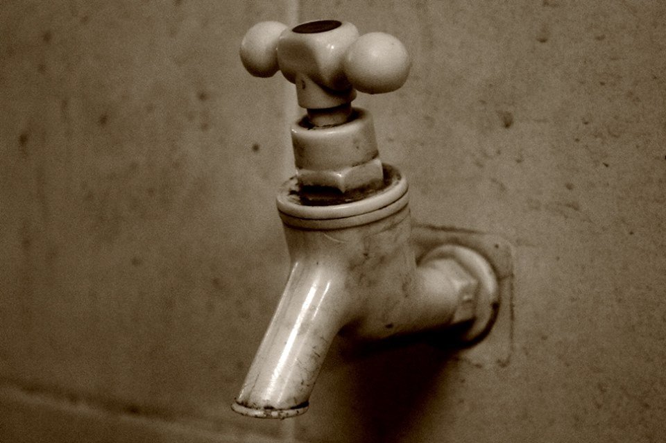 To open is already to defer. The faucet exists not as a source of water, but as the architecture of expectation. It speaks through what it withholds. Presence here is measured not by flow, but by interruption—the silent interval where desire, memory,