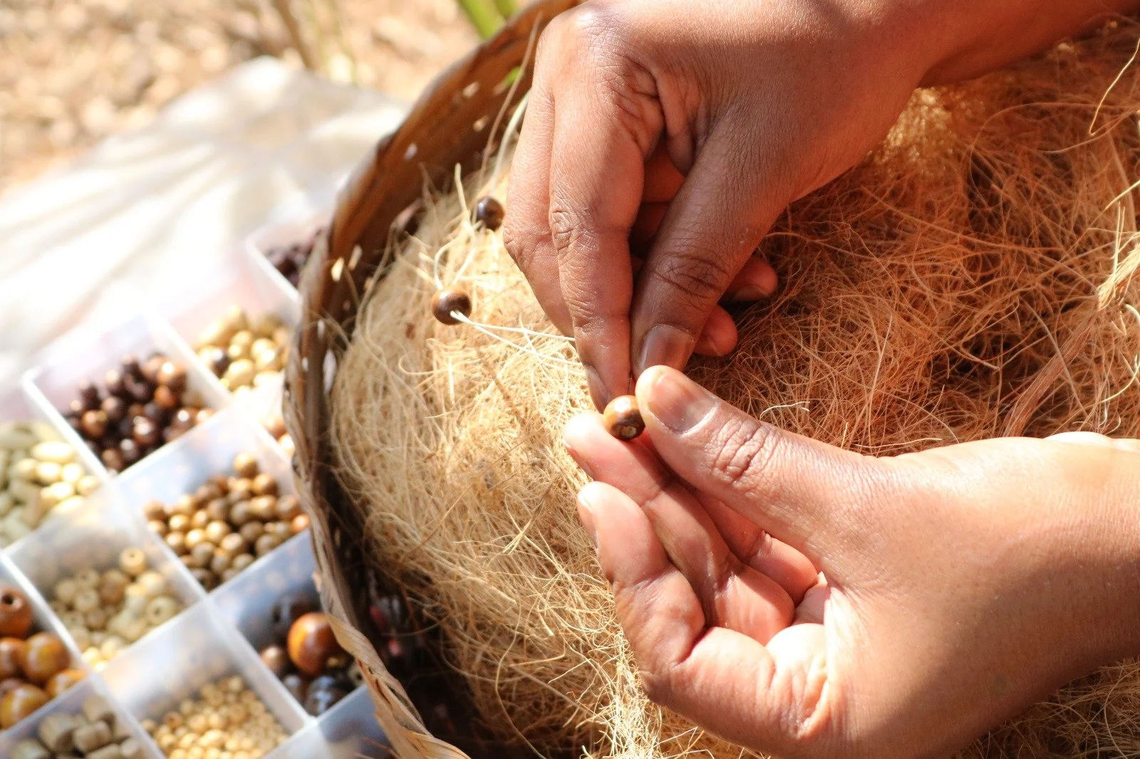 Craftswoman making a jewel with buriti fiber._Purplee_Store