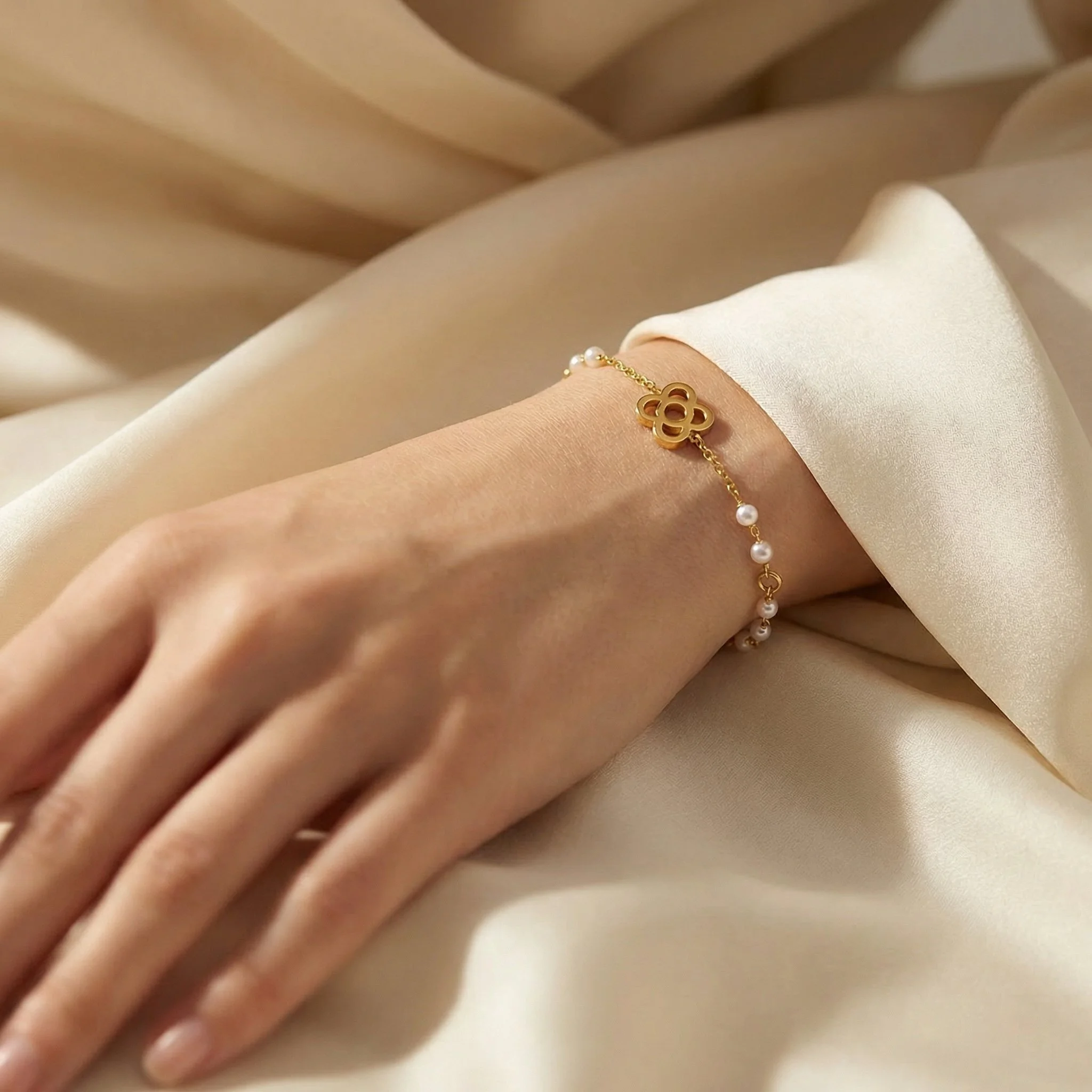 Sterling silver barcelona flower with six pearls bracelet (Gold plated)3.jpg