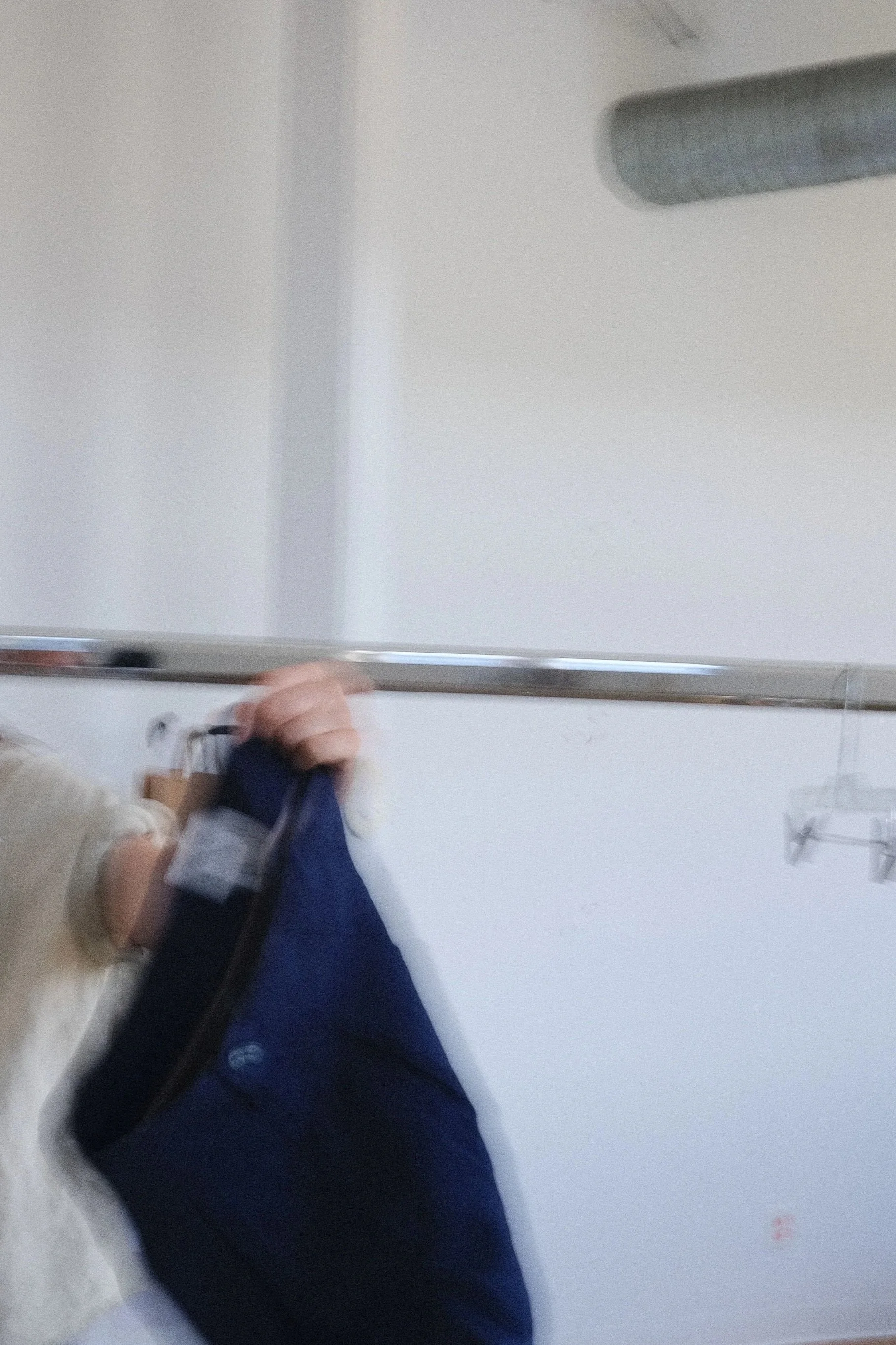 Une personne se tient devant un tableau blanc dans une salle de classe ou un environnement professionnel.