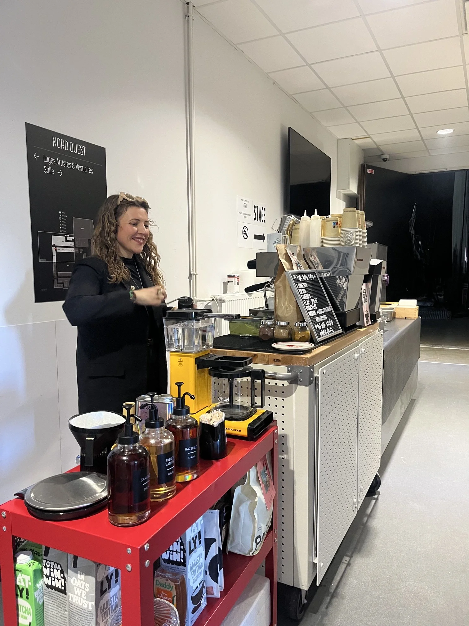 Barista Monti derrière son coffee cart mobile, comptoir café événementiel à Marseille