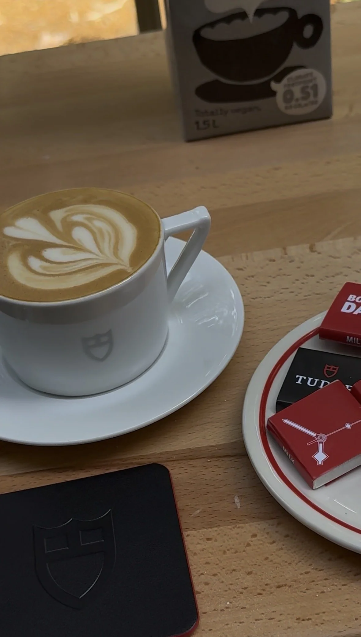 latte art tasse tudor montre brista sucre 